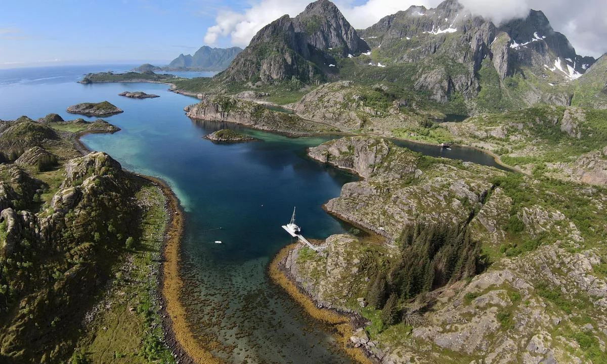 Gullvika: {"base": "en", "no": "Vakre omgivelser, perfekt brygge og en ankerb\u00f8ye. Ogs\u00e5 ankret er bra. Et perfekt sted.", "se": "Vacker natur, perfekt ponton och en ankartboj. \u00c4ven f\u00f6rankringen \u00e4r bra. En perfekt plats.", "en": "Beautiful scenery, perfect pontoon and an anchor buoy. Also the anchoring is good. A perfect place.", "da": "Smuk natur, perfekt ponton og en ankerb\u00f8je. Ogs\u00e5 ankringen er god. Et perfekt sted."}