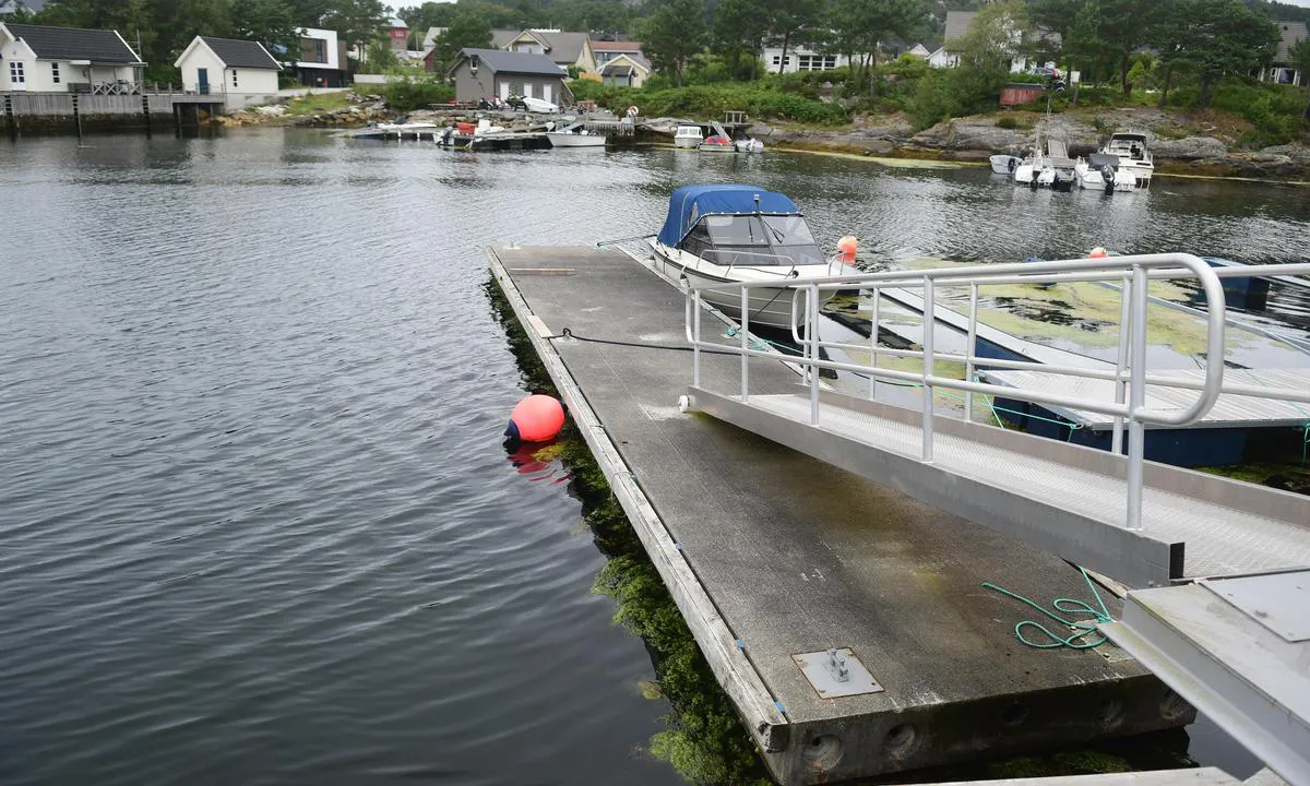 Gunhildvågen - Florø: {"base": "no", "no": "Innerst i v\u00e5gen, p\u00e5 nordsida er det ei brygge for av/p\u00e5lasting.", "se": "Innerst i viken, p\u00e5 norra sidan finns en brygga f\u00f6r av/p\u00e5lastning.", "en": "At the innermost part of the bay, on the north side, there is a dock for loading and unloading.", "da": "Inderst inde i vigen, p\u00e5 nordsiden er der en brygge til af/p\u00e5l\u00e6sning."}