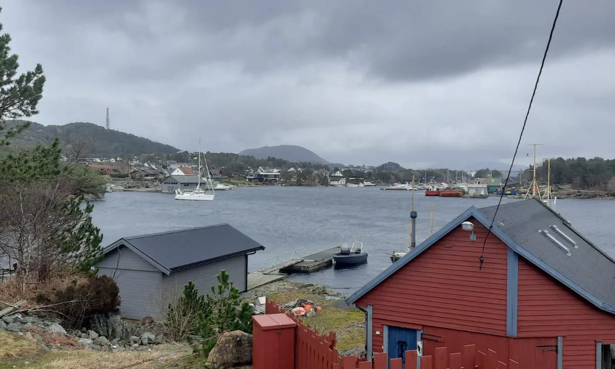 Gunhildvågen - Florø: {"base": "fr", "no": "Utsikt over ankringsplassen", "se": "Vy fr\u00e5n ankringsplatsen", "en": "View of the anchorage", "da": "Udsigt over ankerpladsen", "fr": "Vue du mouillage", "de": "Ansicht vom Ankerplatz", "es": "Vista del fondeadero", "it": "Vista dell'ancoraggio", "pt": "Vista da ancoragem", "nl": "Uitzicht op de ankerplaats", "pl": "Widok z kotwicowiska", "uk": "\u0412\u0438\u0434 \u0437 \u044f\u043a\u043e\u0440\u043d\u043e\u0457 \u0441\u0442\u043e\u044f\u043d\u043a\u0438", "ro": "Vedere a locului de ancoraj", "tr": "Demirleme g\u00f6r\u00fcn\u00fcm\u00fc", "el": "\u0398\u03ad\u03b1 \u03b1\u03c0\u03cc \u03c4\u03bf\u03bd \u03b1\u03b3\u03ba\u03c5\u03c1\u03bf\u03b2\u03cc\u03bb\u03b9\u03bf", "cs": "Pohled na kotvi\u0161t\u011b", "hu": "Kil\u00e1t\u00e1s a horgonyz\u00f3helyr\u0151l", "fi": "N\u00e4kym\u00e4 ankkurointipaikalta", "bg": "\u0413\u043b\u0435\u0434\u043a\u0430 \u043e\u0442 \u043a\u043e\u0442\u0432\u0435\u043d\u0430 \u0441\u0442\u043e\u044f\u043d\u043a\u0430", "sr": "Pogled na sidri\u0161te", "et": "Ankruvisiooni", "lv": "Redzama enkuro\u0161an\u0101s vieta", "lt": "Inkaruot\u0117s vaizdas"}