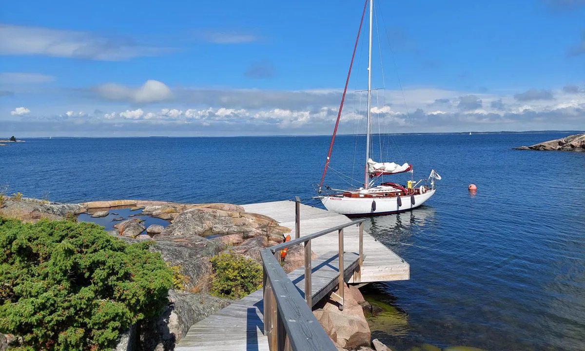 Gunnarsörarna: {"base": "fi", "no": "P\u00e5 bildet en brygge.", "se": "Bild p\u00e5 en brygga.", "en": "In the picture, a pier.", "da": "P\u00e5 billedet er en mole.", "fr": "En image, un quai.", "de": "Auf dem Bild ist ein Steg.", "es": "En la imagen, el muelle.", "it": "Nella foto c'\u00e8 un molo.", "pt": "Na imagem, um cais.", "nl": "Op de foto een pier.", "pl": "Na zdj\u0119ciu pomost.", "uk": "\u041d\u0430 \u0437\u043e\u0431\u0440\u0430\u0436\u0435\u043d\u043d\u0456 \u043f\u0440\u0438\u0447\u0430\u043b.", "ro": "\u00cen imagine, un debarcader.", "tr": "Resimde iskele.", "el": "\u03a3\u03c4\u03b7\u03bd \u03b5\u03b9\u03ba\u03cc\u03bd\u03b1 \u03c0\u03c1\u03bf\u03ba\u03c5\u03bc\u03b1\u03af\u03b1.", "cs": "Na obr\u00e1zku je molo.", "hu": "A k\u00e9pen kik\u00f6t\u0151hely l\u00e1that\u00f3.", "fi": "Kuvassa laituri.", "bg": "\u041d\u0430 \u0441\u043d\u0438\u043c\u043a\u0430\u0442\u0430 \u0435 \u043f\u043e\u043d\u0442\u043e\u043d\u044a\u0442.", "sr": "\u0421\u043b\u0438\u043a\u0430 \u0441\u0430 \u043f\u0440\u0438\u0441\u0442\u0430\u043d\u0438\u0448\u0442\u0430.", "et": "Pildil on kai.", "lv": "Att\u0113l\u0101 piest\u0101tne.", "lt": "Nuotraukoje - prieplauka."}