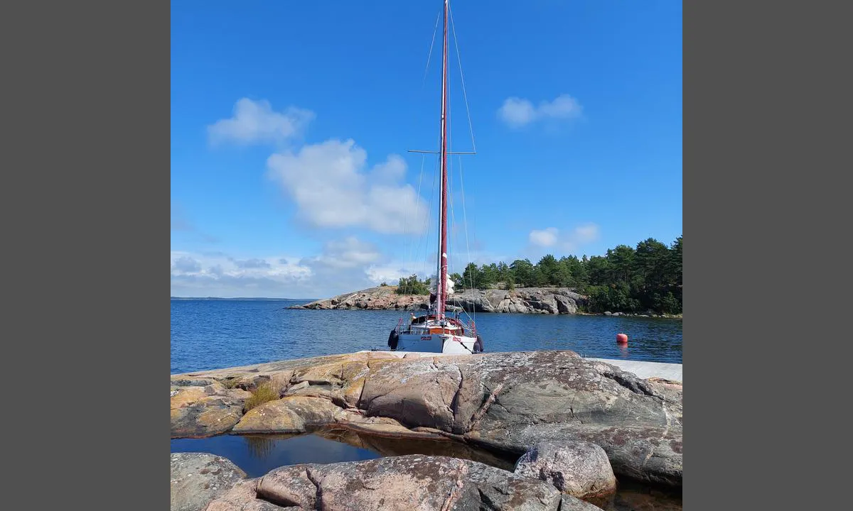 Gunnarsörarna: {"base": "fi", "no": "Naturhavn vedlikeholdt av Hang\u00f6 by. Det er en god brygge og to b\u00f8yer.", "se": "Naturlig hamn underh\u00e5llen av Hang\u00f6 stad. Det finns en bra brygga och tv\u00e5 bojar.", "en": "Natural harbour maintained by the city of Hanko. There's a good jetty and two buoys.", "da": "Hang\u00f8 by vedligeholder en naturhavn. Der er en god mole og to b\u00f8jer.", "fr": "Un port naturel entretenu par la ville de Hang\u00f6. Il y a un bon ponton et deux bou\u00e9es.", "de": "Naturhafen unterhalten von der Stadt Hanko. Es gibt einen guten Pier und zwei Bojen.", "es": "Un puerto natural mantenido por la ciudad de Hanko. Hay un buen muelle y dos boyas.", "it": "Porto naturale gestito dalla citt\u00e0 di Hanko. \u00c8 presente un buon molo e due boe.", "pt": "Marina natural mantida pela cidade de Hanko. H\u00e1 um bom cais e duas boias de amarra\u00e7\u00e3o.", "nl": "Natuurlijk haven beheerd door de stad Hanko. Er is een goede steiger en twee boeien.", "pl": "Naturalny port prowadzony przez miasto Hanko. Znajduje si\u0119 tam dobry pomost i dwie boje.", "uk": "\u041f\u0440\u0438\u0440\u043e\u0434\u043d\u0438\u0439 \u043f\u043e\u0440\u0442, \u0443\u0442\u0440\u0438\u043c\u0443\u0432\u0430\u043d\u0438\u0439 \u043c\u0443\u043d\u0456\u0446\u0438\u043f\u0430\u043b\u0456\u0442\u0435\u0442\u043e\u043c \u0413\u0430\u043d\u0433\u043e. \u0404 \u0445\u043e\u0440\u043e\u0448\u0438\u0439 \u043f\u0440\u0438\u0447\u0430\u043b \u0456 \u0434\u0432\u0430 \u0431\u0443\u0457.", "ro": "Acesta este un port natural \u00eentre\u021binut de ora\u0219ul Hanko. Exist\u0103 un debarcader bun \u0219i dou\u0103 geamanduri.", "tr": "Hanko \u015fehri taraf\u0131ndan i\u015fletilen do\u011fal liman. \u0130yi bir iskele ve iki \u015famand\u0131ra bulunmaktad\u0131r.", "el": "\u03a6\u03c5\u03c3\u03b9\u03ba\u03cc \u03bb\u03b9\u03bc\u03ac\u03bd\u03b9 \u03c0\u03bf\u03c5 \u03b4\u03b9\u03b1\u03c4\u03b7\u03c1\u03b5\u03af\u03c4\u03b1\u03b9 \u03b1\u03c0\u03cc \u03c4\u03b7\u03bd \u03c0\u03cc\u03bb\u03b7 \u03c4\u03bf\u03c5 Hangon. \u03a5\u03c0\u03ac\u03c1\u03c7\u03b5\u03b9 \u03bc\u03b9\u03b1 \u03ba\u03b1\u03bb\u03ae \u03b1\u03c0\u03bf\u03b2\u03ac\u03b8\u03c1\u03b1 \u03ba\u03b1\u03b9 \u03b4\u03cd\u03bf \u03c0\u03bb\u03c9\u03c4\u03ae\u03c1\u03b5\u03c2.", "cs": "P\u0159\u00edrodn\u00ed p\u0159\u00edstav spravovan\u00fd m\u011bstem Hanko. K dispozici je dobr\u00e9 molo a dva b\u00f3je.", "hu": "Hanko v\u00e1ros \u00e1ltal karbantartott term\u00e9szetes kik\u00f6t\u0151. Van egy j\u00f3 m\u00f3l\u00f3 \u00e9s k\u00e9t b\u00f3ja.", "fi": "Hangon kaupungin yll\u00e4pit\u00e4m\u00e4 luonnonsatama. On hyv\u00e4 lsituri ja kakai poijua.", "bg": "\u041f\u0440\u0438\u0440\u043e\u0434\u043d\u043e \u043f\u0440\u0438\u0441\u0442\u0430\u043d\u0438\u0449\u0435, \u043f\u043e\u0434\u0434\u044a\u0440\u0436\u0430\u043d\u043e \u043e\u0442 \u0433\u0440\u0430\u0434 \u0425\u0430\u043d\u043a\u043e. \u0418\u043c\u0430 \u0434\u043e\u0431\u044a\u0440 \u043a\u0435\u0439 \u0438 \u0434\u0432\u0430 \u0448\u0430\u043c\u0430\u043d\u0434\u0443\u0440\u0430.", "sr": "\u041f\u0440\u0438\u0440\u043e\u0434\u043d\u0430 \u043b\u0443\u043a\u0430 \u043a\u043e\u0458\u0443 \u043e\u0434\u0440\u0436\u0430\u0432\u0430 \u0433\u0440\u0430\u0434 \u0425\u0430\u043d\u043a\u043e. \u0414\u043e\u0431\u0430\u0440 \u043f\u0440\u0438\u0441\u0442\u0430\u043d \u0438 \u0434\u0432\u0435 \u0431\u043e\u0432\u0435.", "et": "Hanko linna poolt hooldatud looduslik sadam. Seal on hea kai ja kaks poid.", "lv": "Hanko pa\u0161vald\u012bbas uztur\u0113ta dabas osta. Ir laba piest\u0101tne un divi boji.", "lt": "Hanko miesto pri\u017ei\u016brima nat\u016brali prieplauka. Yra geras pontoninis tiltas ir dvi pl\u016bd\u0117s."}