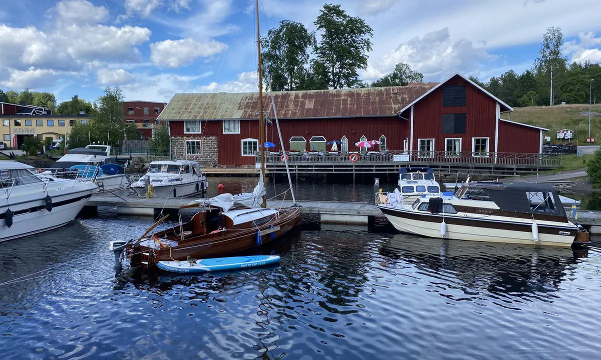 Gustavsfors: To hyggelige restauranter rett ved brygga. Mulighet for å bestille pizza på Alcatraz.