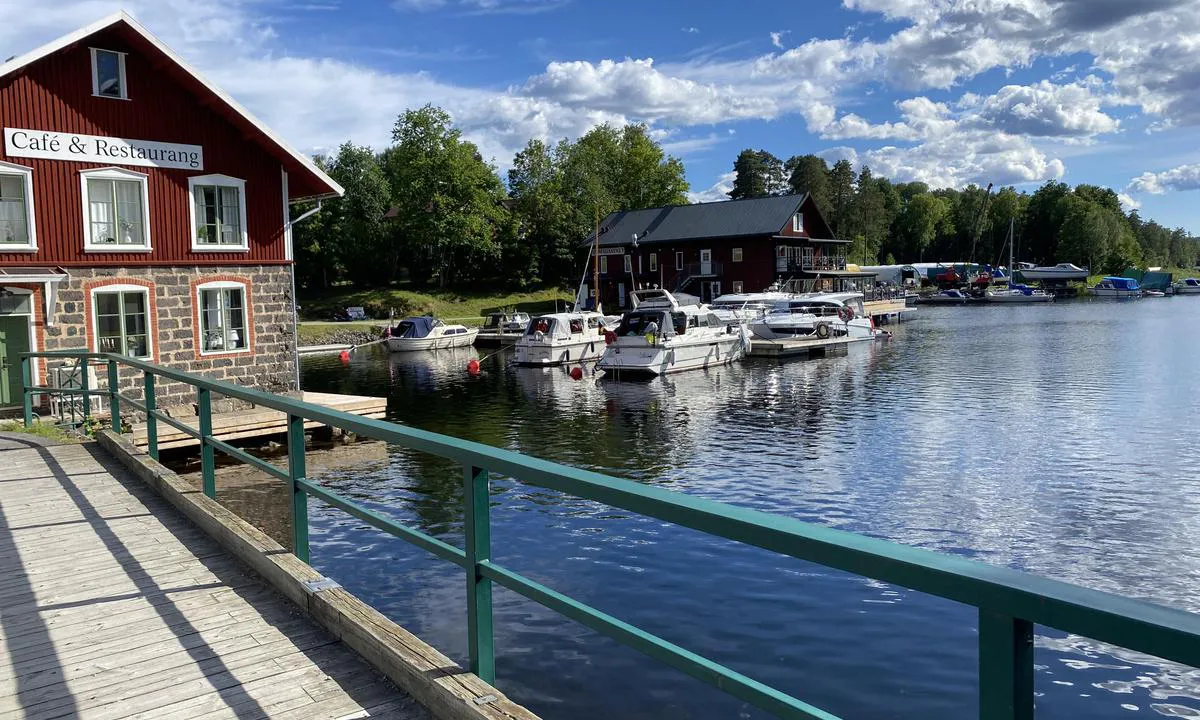 Gustavsfors: {"base": "no", "no": "Flott liten gjestehavn p\u00e5 nedsiden av slusen. Tilgjengelig t\u00f8mming av septiktank", "se": "Fin liten g\u00e4sthamn nedanf\u00f6r slussen. Tillg\u00e4nglig t\u00f6mning av septiktank", "en": "Nice little guest harbour below the lock. Accessible septic tank emptying", "da": "Flot lille g\u00e6stehavn p\u00e5 nedsiden af slusen. Tilg\u00e6ngelig t\u00f8mning af septiktank"}