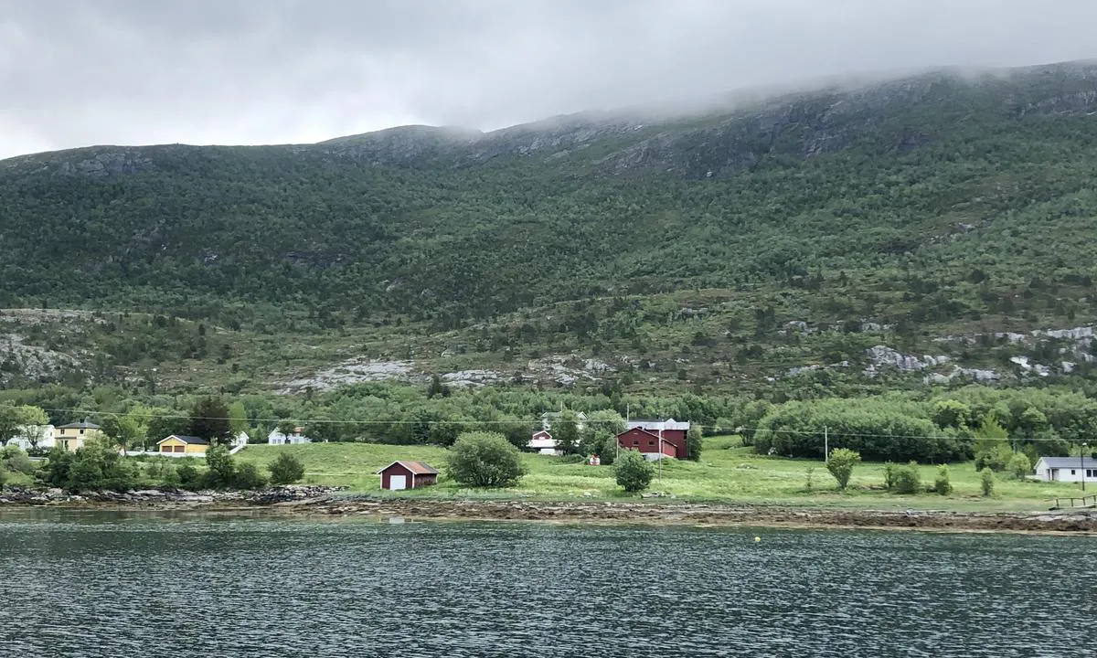 Gutvikvågen: {"base": "no", "no": "Gutvikv\u00e5gen er lun og omkranset av fjell, spredt bebyggelse, kulturlandskap og en fergekai.", "se": "Gutvikv\u00e5gen \u00e4r lun och omgiven av berg, spridd bebyggelse, kulturlandskap och en f\u00e4rjekaj.", "en": "Gutvikv\u00e5gen is sheltered and surrounded by mountains, scattered buildings, cultural landscape, and a ferry dock.", "da": "Gutvikv\u00e5gen er rolig og omgivet af bjerge, spredt bebyggelse, kulturlandskab og en f\u00e6rgekaj."}