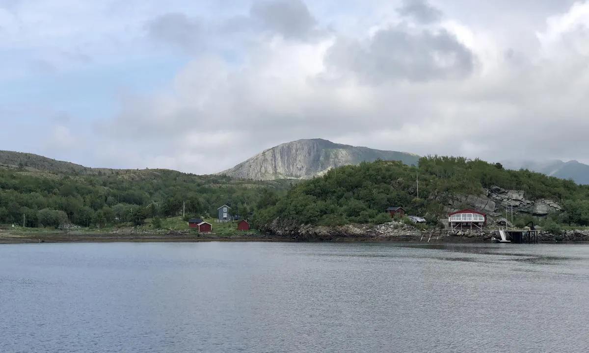 Gutvikvågen: {"base": "no", "no": "Fjell innenfpr Gutvikv\u00e5gen.", "se": "Berg inom Gutvikv\u00e5gen.", "en": "Mountains within Gutvikv\u00e5gen.", "da": "Fjeld indenfor Gutvikv\u00e5gen."}