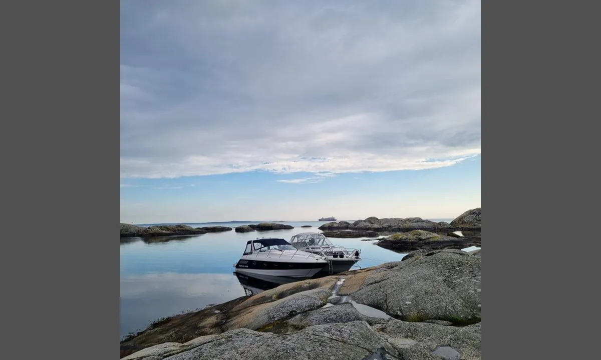 {"base": "no", "no": "Fort\u00f8ying med dregg mot land p\u00e5 Gylteholmene. I bakgrunnen er Sandefjord-Str\u00f8mstad ferga og bak der igjen Koster.", "se": "F\u00f6rt\u00f6jning med ankare mot land vid Gylteholmene. I bakgrunden \u00e4r Sandefjord-Str\u00f6mstad f\u00e4rjan och bakom den igen Koster.", "en": "Mooring with a stern anchor towards land at Gylteholmene. In the background is the Sandefjord-Str\u00f8mstad ferry and behind it, Koster.", "da": "Fort\u00f8jning med anker mod land p\u00e5 Gylteholmene. I baggrunden er Sandefjord-Str\u00f8mstad f\u00e6rgen og bag der igen Koster."}