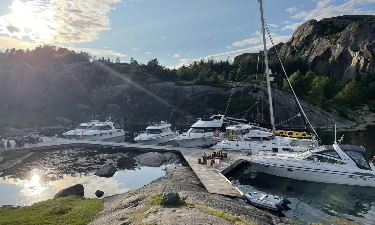 Gyarhavn: {"base": "no", "no": "Anker ute og baug/hekk mot kai for \u00e5 gi plass til flest mulig", "se": "Ankare ute och f\u00f6r/bak mot kaj f\u00f6r att ge plats \u00e5t s\u00e5 m\u00e5nga som m\u00f6jligt", "en": "Anchor out and bow/stern towards the quay to make room for as many as possible", "da": "Anker ude og st\u00e6vn/agterende mod kaj for at give plads til flest muligt"}