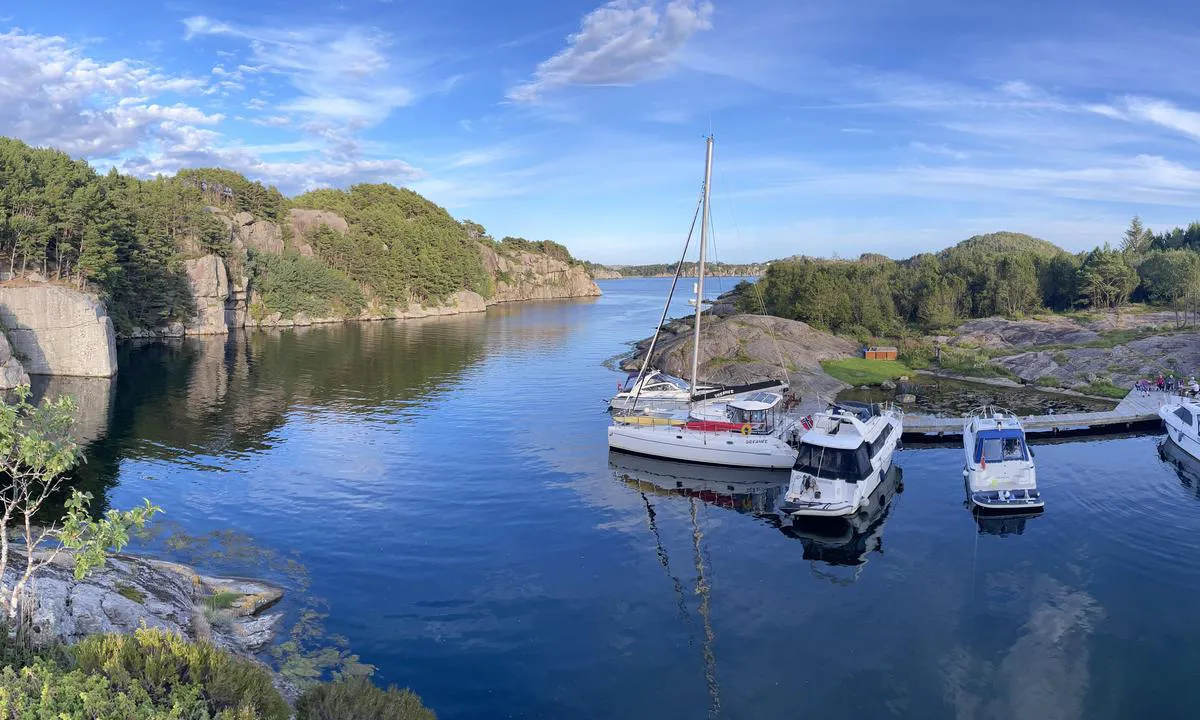 Gyarhavn: {"base": "no", "no": "Bolter i fjellvegg og god kai", "se": "Bultar i bergv\u00e4ggen och en bra kaj", "en": "Bolts in the rock wall and a good quay", "da": "Bolte i klippev\u00e6g og god kaj"}