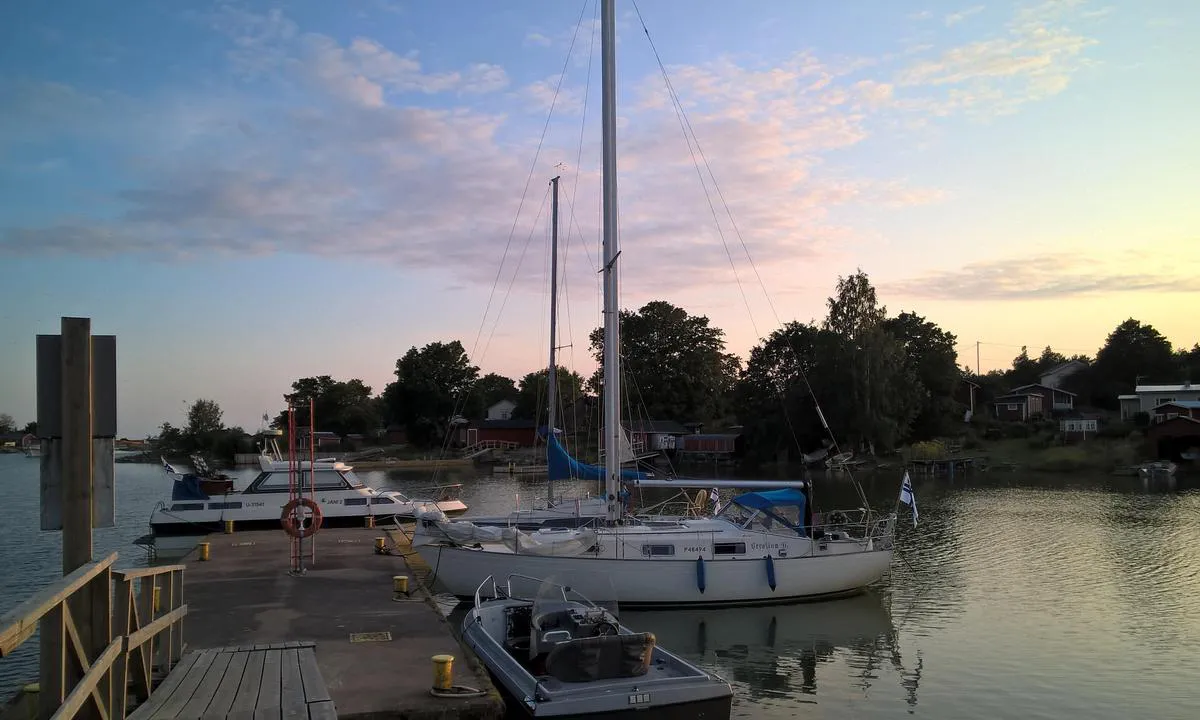 Haapasaari: {"base": "en", "no": "Bes\u00f8kende brygge, enden av bryggen er best for seilb\u00e5ter.", "se": "Bes\u00f6ksponton, pierens \u00e4nde \u00e4r b\u00e4st f\u00f6r segelb\u00e5tar.", "en": "Visitor pier, end of the pier is best for sailboats.", "da": "G\u00e6stebro, enden af broen er bedst til sejlb\u00e5de."}