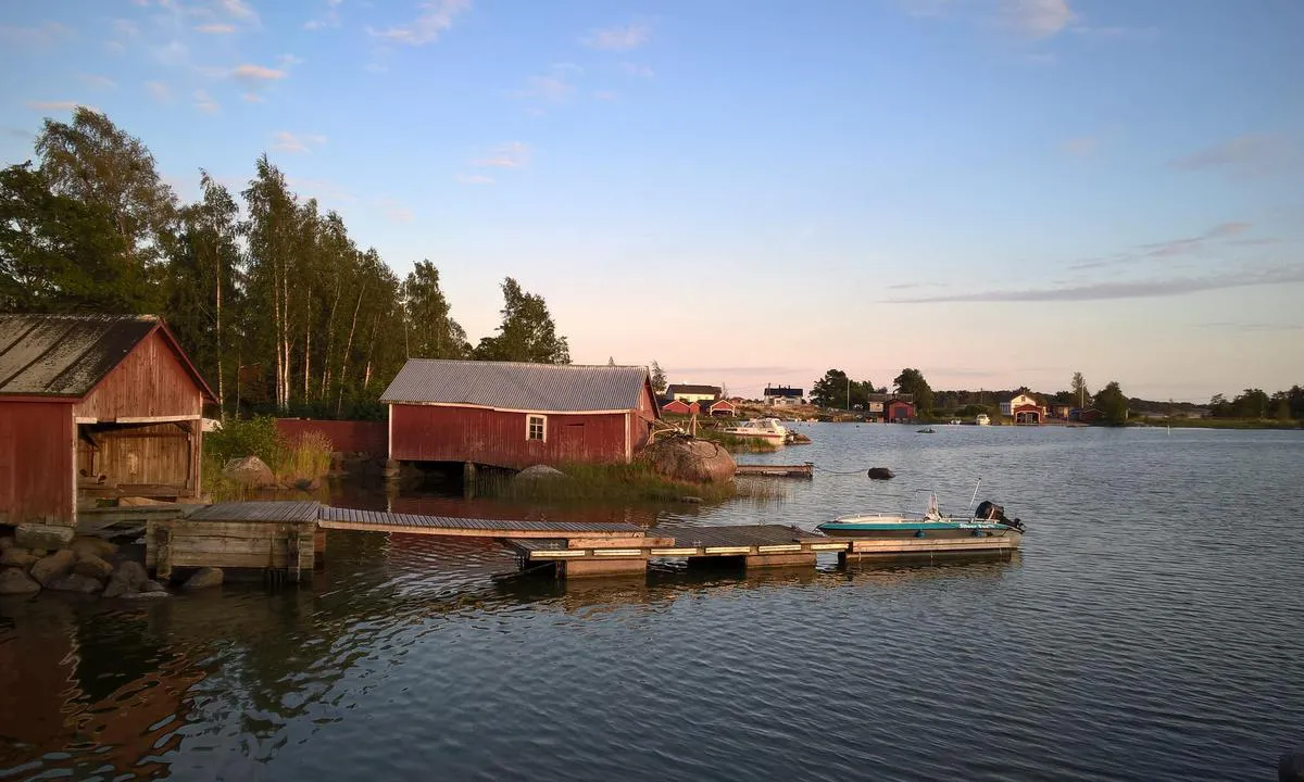 Haapasaari: {"base": "en", "no": "Noen mennesker bor her \u00e5ret rundt, men for det meste er det sommerhus. Det g\u00e5r en regul\u00e6r ferge til fastlandet Kotka.", "se": "N\u00e5gra m\u00e4nniskor bor h\u00e4r \u00e5ret runt, men mestadels \u00e4r det sommarhus. Det finns en regelbunden f\u00e4rja till fastlandet Kotka.", "en": "Some people live arounds to year, but mostly summer houses. There is regular ferry to mainland Kotka.", "da": "Nogle mennesker bor her \u00e5ret rundt, men for det meste sommerhuse. Der er en regelm\u00e6ssig f\u00e6rgeforbindelse til fastlandet Kotka."}