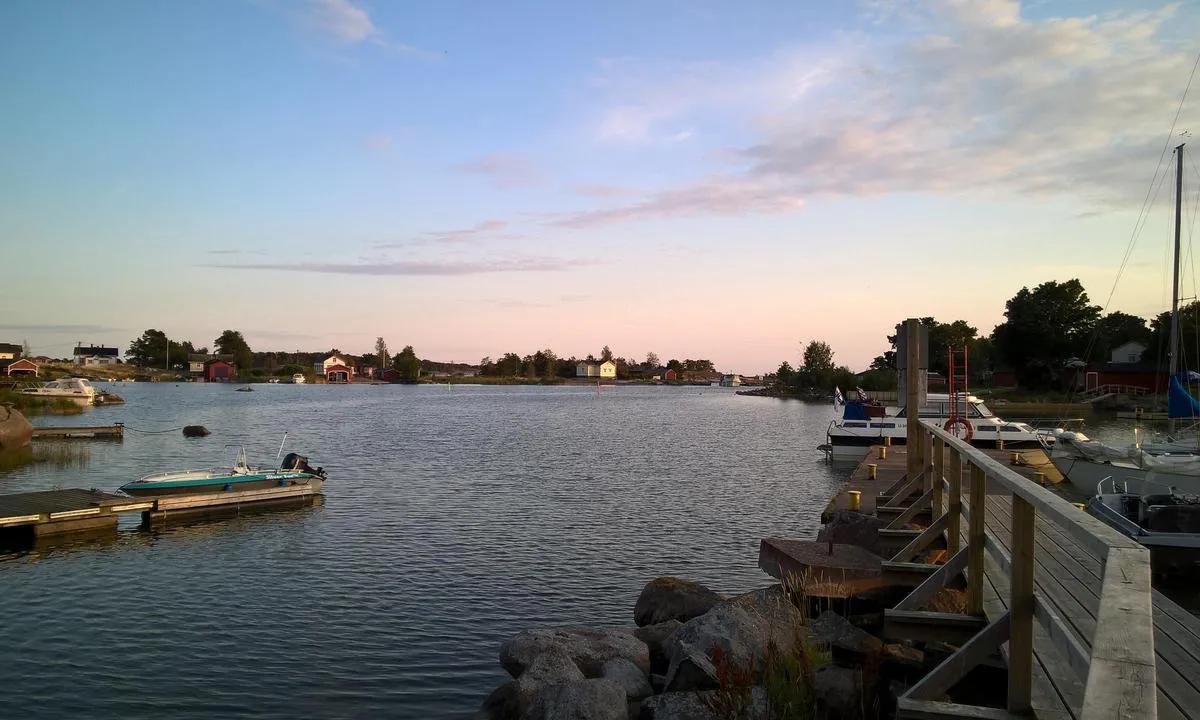 Haapasaari: {"base": "en", "no": "B\u00e5t som g\u00e5r inn i havnen til h\u00f8yre, f\u00f8lg de gr\u00f8nne og r\u00f8de merkene. Bildet tatt fra gjestebrygga.", "se": "B\u00e5t som g\u00e5r in i hamnen h\u00f6ger, f\u00f6lj gr\u00f6na och r\u00f6da m\u00e4rken. Bild tagen fr\u00e5n G\u00e4stbryggan.", "en": "Boat entering harbour right, follow green red markers. Pic taken from Visitor pier.", "da": "B\u00e5d, der sejler ind i havnen til h\u00f8jre, f\u00f8lg gr\u00f8nne r\u00f8de afm\u00e6rkninger. Billede taget fra g\u00e6stebroen."}