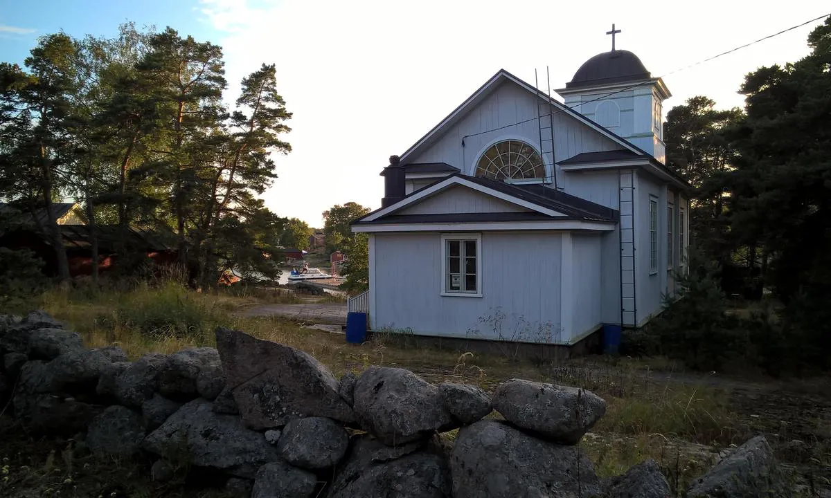 Haapasaari: {"base": "en", "no": "\u00d8ykirke, ved siden av gjestebrygge", "se": "\u00d6-kyrka, bredvid g\u00e4stbrygga", "en": "Island church, next to visitor pier", "da": "\u00d8kirke, ved siden af g\u00e6stepieren"}