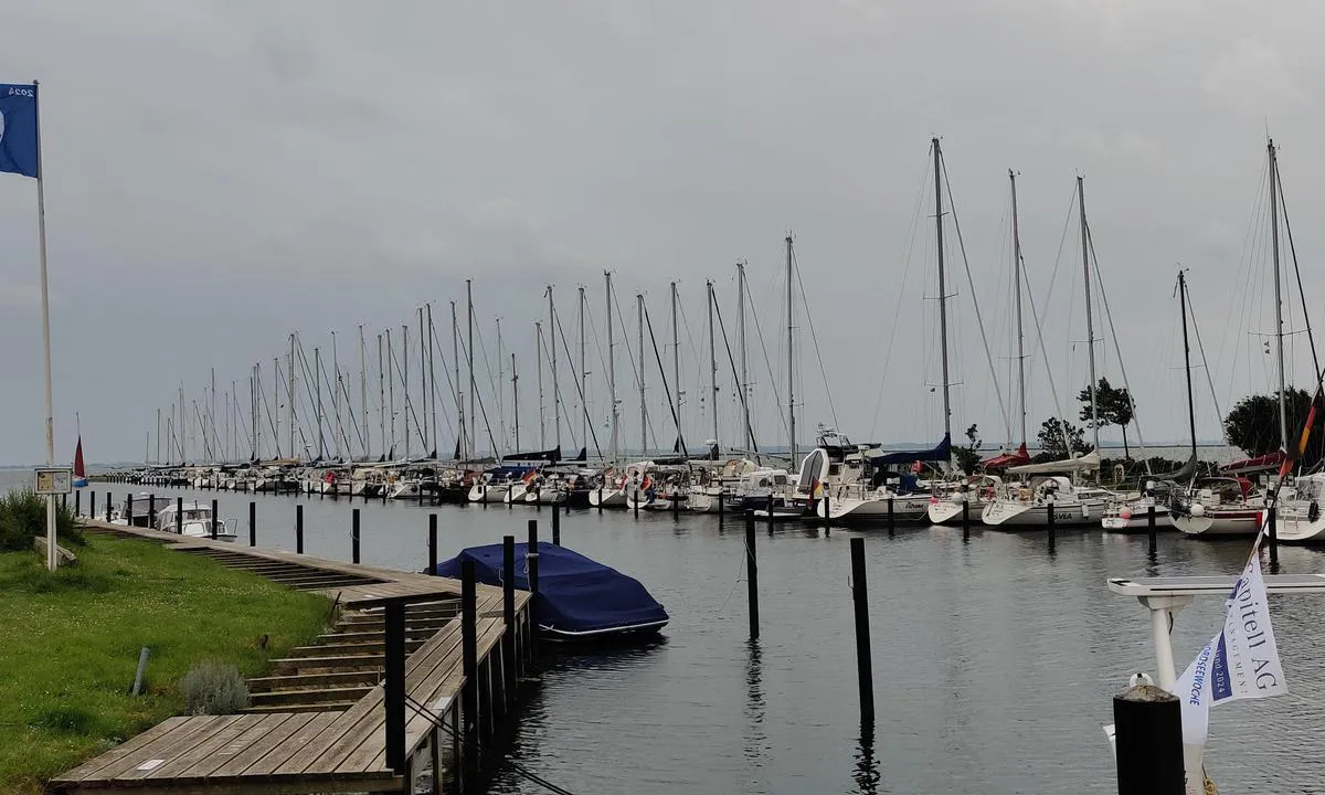 Hafen Orth: {"base": "en", "no": "Mot sj\u00f8en", "se": "Mot havet", "en": "Towards sea", "da": "Mod havet"}