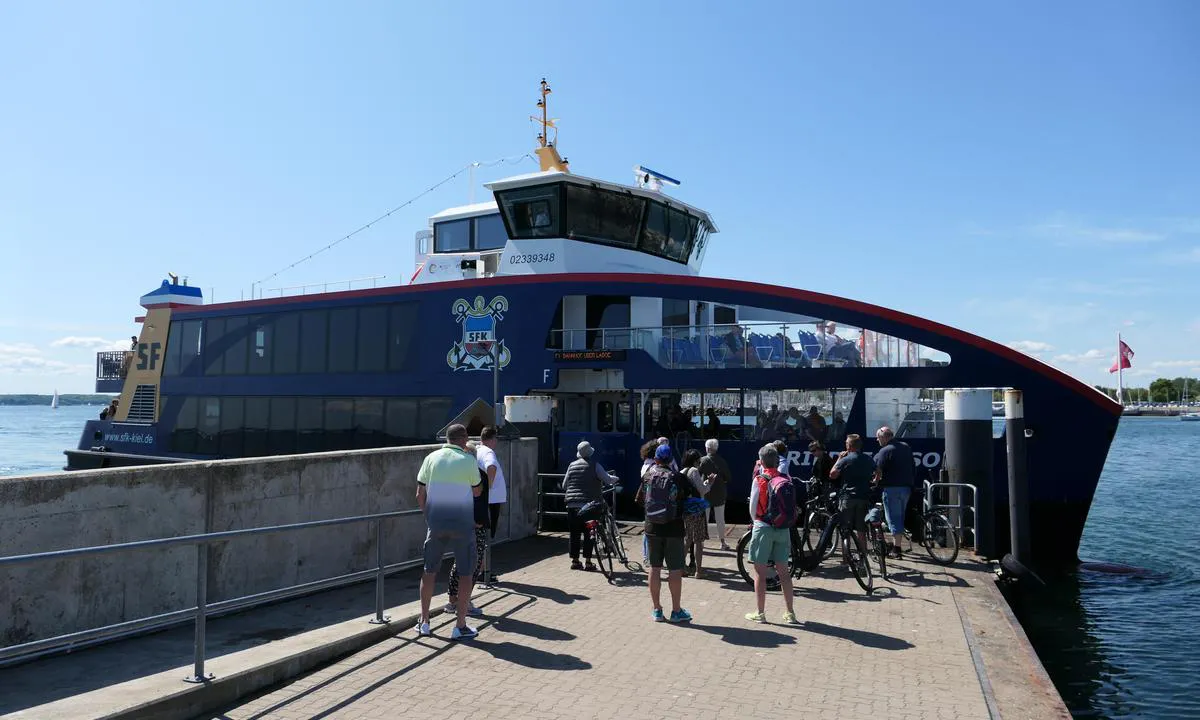 Hafen Strande: {"base": "en", "no": "Med disse fergene kan du reise til alle de viktige stedene i Kielerf\u00f6rde.", "se": "Med dessa f\u00e4rjor kan du resa till alla viktiga platser i Kielerfjorden.", "en": "With this ferries you can travel to al the importand places in the Kielerfoerde.", "da": "Med disse f\u00e6rger kan du rejse til alle de vigtige steder i Kielerfjorden."}