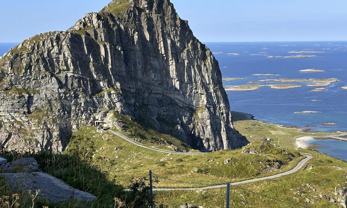 Hagabukta: {"base": "no", "no": "Fint utgangspunkt for \u00e5 g\u00e5 opp til tunellen opp til radarstasjonen oppe p\u00e5 fjellet. Dog noe kronglete terreng, men godt merket", "se": "Fin utg\u00e5ngspunkt f\u00f6r att g\u00e5 upp till tunneln upp till radarstationen uppe p\u00e5 berget. Dock n\u00e5got sn\u00e5rig terr\u00e4ng, men v\u00e4l markerad", "en": "A nice starting point for accessing the tunnel leading up to the radar station on the mountain. Although somewhat challenging terrain, it is well-marked", "da": "Fint udgangspunkt for at g\u00e5 op til tunnelen op til radarstationen oppe p\u00e5 bjerget. Dog noget kringlet terr\u00e6n, men godt markeret"}