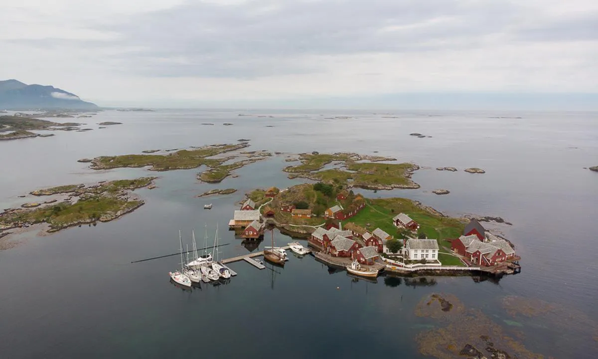 Håholmen: {"base": "no", "no": "H\u00e5holmen med flytebrygger. Lun havn.", "se": "H\u00e5holmen med flytbryggor. Lugn hamn.", "en": "H\u00e5holmen with floating docks. Sheltered harbor.", "da": "H\u00e5holmen med flydebroer. Lun havn."}