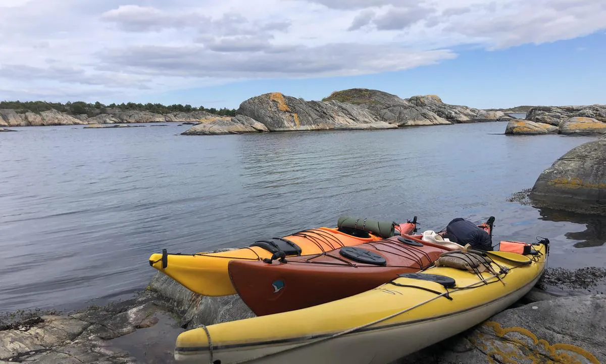 Håholmen - Brekkestø: {"base": "no", "no": "Flott plass med kort vei til butikk i Brekkest\u00f8.\r\nHer finnes flere fine plasser \u00e5 ligge opp til svabergene rundt i hele bukta, ogs\u00e5 for seilb\u00e5ter.", "se": "Fin plats med kort v\u00e4g till butik i Brekkest\u00f8. H\u00e4r finns flera fina platser att ligga upp till klipporna runt hela bukten, \u00e4ven f\u00f6r segelb\u00e5tar.", "en": "Great spot with a short distance to the store in Brekkest\u00f8. There are several fine places to anchor up to the rocks around the entire bay, also for sailboats.", "da": "Flot sted med kort vej til butik i Brekkest\u00f8.<br>Her findes flere gode steder at ligge op til klipperne rundt i hele bugten, ogs\u00e5 for sejlb\u00e5de."}