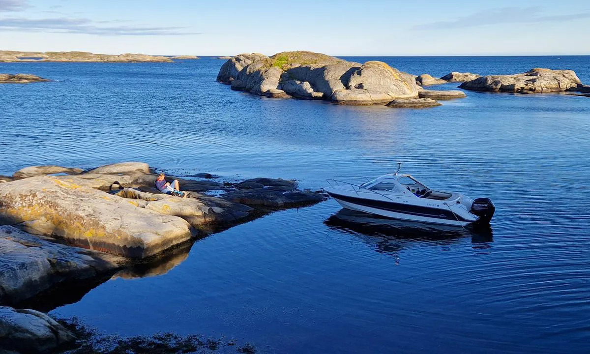 Håholmen - Brekkestø: Fin naturhavn! Litt forblåst, men fint område. Litt varsomhet trengs for å komme seg på plass da det er litt urent, men fint og dypt også helt innerst. Ikke så sen kveldssol, men ellers gode solforhold.