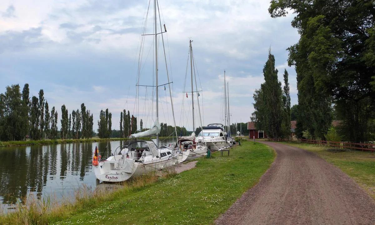 Hajstorp: {"base": "se", "no": "S\u00f8rvestlige bryggen med servicebygningen til h\u00f8yre i bildet.", "se": "Sydv\u00e4stra bryggan med servucehuset till h\u00f6ger i bild.", "en": "Southwest pier with the service building to the right in the image.", "da": "Den sydvestlige mole med servicehuset til h\u00f8jre i billedet.", "fr": "Le quai sud-ouest avec la maison de services \u00e0 droite sur la photo.", "de": "S\u00fcdwestlicher Steg mit dem Servicegeb\u00e4ude rechts im Bild.", "es": "El muelle suroeste con la casa de servicios a la derecha en la imagen.", "it": "Il molo sud-occidentale con l'edificio dei servizi sulla destra nell'immagine.", "pt": "Cais sudoeste com a casa de servi\u00e7os \u00e0 direita na imagem.", "nl": "Zuidwestelijke steiger met het servicegebouw rechts op de afbeelding.", "pl": "Po\u0142udniowo-zachodni pomost z budynkiem serwisowym po prawej stronie na zdj\u0119ciu.", "uk": "\u041f\u0456\u0432\u0434\u0435\u043d\u043d\u043e-\u0437\u0430\u0445\u0456\u0434\u043d\u0438\u0439 \u043f\u0440\u0438\u0447\u0430\u043b \u0437 \u0431\u0443\u0434\u0456\u0432\u043b\u0435\u044e \u0441\u0435\u0440\u0432\u0456\u0441\u0443 \u0441\u043f\u0440\u0430\u0432\u0430 \u043d\u0430 \u0437\u043e\u0431\u0440\u0430\u0436\u0435\u043d\u043d\u0456.", "ro": "Digul din sud-vest cu casa de serviciu \u00een dreapta \u00een imagine.", "tr": "G\u00f6rselde sa\u011f tarafta hizmet binas\u0131yla g\u00fcneybat\u0131 iskele.", "el": "\u0397 \u03bd\u03bf\u03c4\u03b9\u03bf\u03b4\u03c5\u03c4\u03b9\u03ba\u03ae \u03b1\u03c0\u03bf\u03b2\u03ac\u03b8\u03c1\u03b1 \u03bc\u03b5 \u03c4\u03bf \u03ba\u03c4\u03ae\u03c1\u03b9\u03bf \u03b5\u03be\u03c5\u03c0\u03b7\u03c1\u03ad\u03c4\u03b7\u03c3\u03b7\u03c2 \u03c3\u03c4\u03b1 \u03b4\u03b5\u03be\u03b9\u03ac \u03c4\u03b7\u03c2 \u03b5\u03b9\u03ba\u03cc\u03bd\u03b1\u03c2.", "cs": "Jihoz\u00e1padn\u00ed molo s budovou slu\u017eby vpravo na obr\u00e1zku.", "hu": "A d\u00e9lnyugati m\u00f3l\u00f3, jobb oldalon a szolg\u00e1ltat\u00f3h\u00e1zzal.", "fi": "Lounaislaituri palvelurakennuksella kuvan oikealla puolella.", "bg": "\u042e\u0433\u043e\u0437\u0430\u043f\u0430\u0434\u043d\u0438\u044f\u0442 \u043a\u0435\u0439 \u0441\u044a\u0441 \u0441\u0435\u0440\u0432\u0438\u0437\u043d\u0438\u044f \u0434\u043e\u043c \u0432\u0434\u044f\u0441\u043d\u043e \u043d\u0430 \u0441\u043d\u0438\u043c\u043a\u0430\u0442\u0430.", "sr": "Jugozapadni kej sa servisnom zgradom desno na slici.", "et": "L\u00f5una-l\u00e4\u00e4nesadam, paremal pildil on teenindushoone.", "lv": "Dienvidrietumu piest\u0101tne ar servisa m\u0101ju pa labi att\u0113l\u0101.", "lt": "Pietvakarinis prieplauka su paslaug\u0173 namu de\u0161in\u0117je nuotraukos pus\u0117je."}