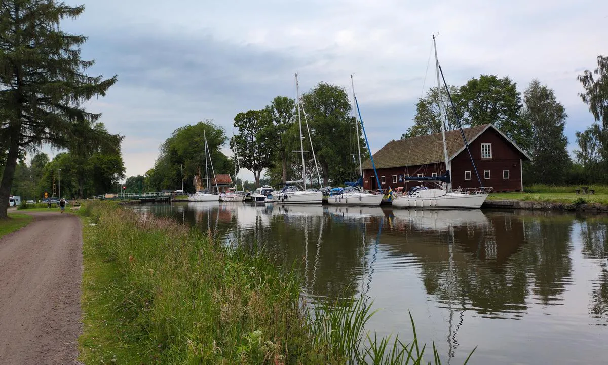 Hajstorp: {"base": "se", "no": "Nord\u00f8stre bryggen.", "se": "Norrd\u00f6stra bryggan.", "en": "Northeast pier.", "da": "Nord\u00f8stlige bro.", "fr": "Jet\u00e9e nord-est.", "de": "Nord\u00f6stlicher Steg.", "es": "Muelle noreste.", "it": "Molo nordorientale.", "pt": "Ponte nordeste.", "nl": "Noordoostelijke pier.", "pl": "P\u00f3\u0142nocno-wschodnie molo.", "uk": "\u041f\u0456\u0432\u043d\u0456\u0447\u043d\u043e-\u0441\u0445\u0456\u0434\u043d\u0438\u0439 \u043f\u0440\u0438\u0447\u0430\u043b.", "ro": "Debarcaderul nord-est.", "tr": "Kuzeydo\u011fu iskelesi.", "el": "\u0391\u03bd\u03b1\u03c4\u03bf\u03bb\u03b9\u03ba\u03ae \u03b2\u03cc\u03c1\u03b5\u03b9\u03b1 \u03c0\u03c1\u03bf\u03b2\u03bb\u03ae\u03c4\u03b1.", "cs": "Severov\u00fdchodn\u00ed molo.", "hu": "\u00c9szakkeleti m\u00f3l\u00f3.", "fi": "Koillisosa laituri.", "bg": "\u0421\u0435\u0432\u0435\u0440\u043e\u0438\u0437\u0442\u043e\u0447\u0435\u043d \u043a\u0435\u0439.", "sr": "Severoisto\u010dni mol.", "et": "Kirde kai.", "lv": "Austrumu zieme\u013caustrumu piest\u0101tne.", "lt": "\u0160iaur\u0117s ryt\u0173 pontonas."}