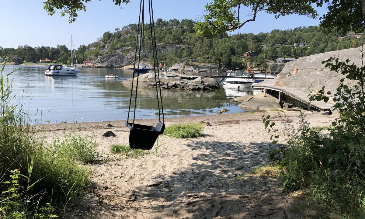 Håkavika: {"base": "no", "no": "P\u00e5 den ene badestranda er det en huske for sm\u00e5 barn.", "se": "P\u00e5 den ena badstranden finns det en gunga f\u00f6r sm\u00e5 barn.", "en": "On one of the swimming beaches, there is a swing for small children.", "da": "P\u00e5 den ene badestrand er der en gynge til sm\u00e5 b\u00f8rn."}