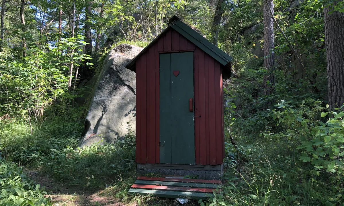 Håkavika: {"base": "no", "no": "I H\u00e5kavika er det en enkel utedo ved den ytterste stranda.", "se": "I H\u00e5kaviken finns det ett enkelt utedass vid den yttersta stranden.", "en": "In H\u00e5kavika, there is a simple outhouse by the outermost beach.", "da": "I H\u00e5kavika er der et simpelt das ved den yderste strand."}