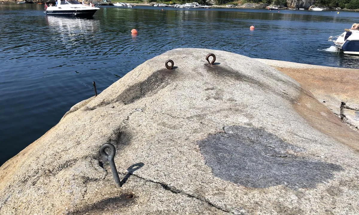 Håkavika: {"base": "no", "no": "I tillegg til kaiene kan du fort\u00f8ye mot bolter i berget. Her s\u00f8r for kaiene.", "se": "F\u00f6rutom kajerna kan du f\u00f6rt\u00f6ja mot bultar i berget. H\u00e4r s\u00f6der om kajerna.", "en": "In addition to the docks, you can moor against bolts in the rock. Here south of the docks.", "da": "Ud over kajerne kan du fort\u00f8je mod bolte i klippen. Her syd for kajerne."}