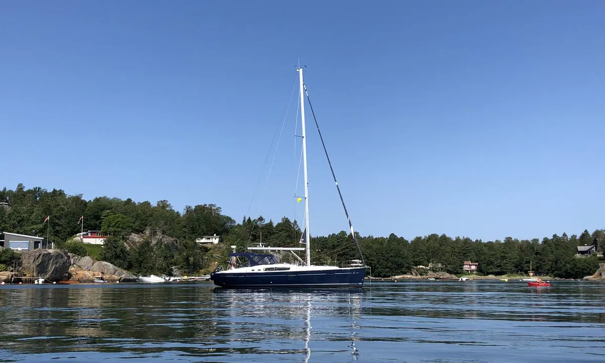 Håkavika: {"base": "no", "no": "B\u00e5ter som stikker dypt kan legge seg p\u00e5 svai i H\u00e5kavika. Strendene p\u00e5 innsiden er kun en kort jolletur unna.", "se": "B\u00e5tar som sticker djupt kan l\u00e4gga sig p\u00e5 svaj i H\u00e5kavika. Str\u00e4nderna p\u00e5 insidan \u00e4r bara en kort jollef\u00e4rd bort.", "en": "Boats with a deep draft can anchor in H\u00e5kavika. The beaches inside are just a short dinghy ride away.", "da": "B\u00e5de med dybgang kan l\u00e6gge sig for svaj i H\u00e5kavika. Strandene p\u00e5 indersiden er kun en kort jolletur v\u00e6k."}