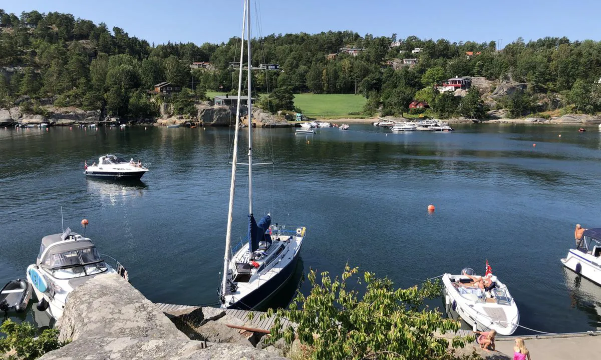 Håkavika: {"base": "no", "no": "Det er ganske grunnt utenfor kaiene i H\u00e5kavika, og kun noen f\u00e5 av plassene egner seg for seilb\u00e5ter.", "se": "Det \u00e4r ganska grunt utanf\u00f6r kajerna i H\u00e5kavika, och endast n\u00e5gra f\u00e5 av platserna l\u00e4mpar sig f\u00f6r segelb\u00e5tar.", "en": "It is quite shallow outside the quays in H\u00e5kavika, and only a few of the berths are suitable for sailboats.", "da": "Det er ganske lavvandet uden for kajerne i H\u00e5kavika, og kun f\u00e5 af pladserne egner sig til sejlb\u00e5de."}