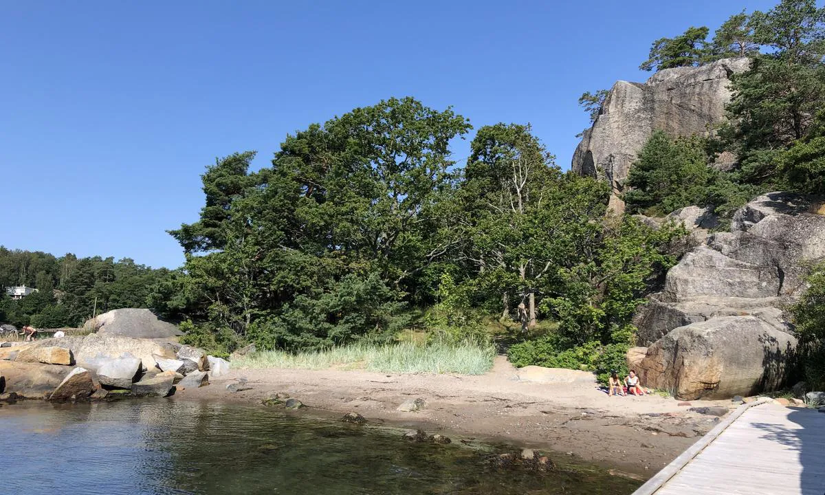 Badestranden innenfor bryggeanlegget i Håkavika.