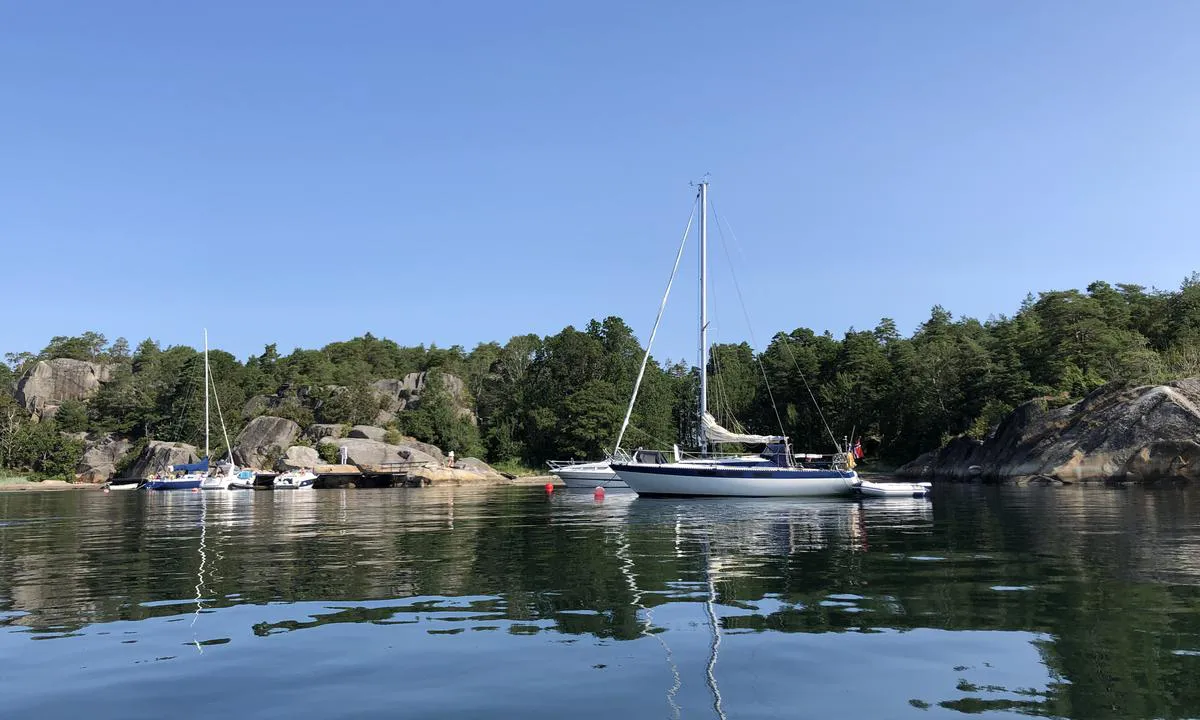 Håkavika: {"base": "no", "no": "Det er to bl\u00e5ser utenfor kaiene i H\u00e5kavika.", "se": "Det finns tv\u00e5 bojar utanf\u00f6r kajerna i H\u00e5kavika.", "en": "There are two buoys outside the quays in H\u00e5kavika.", "da": "Der er to b\u00f8jer udenfor kajerne i H\u00e5kavika."}