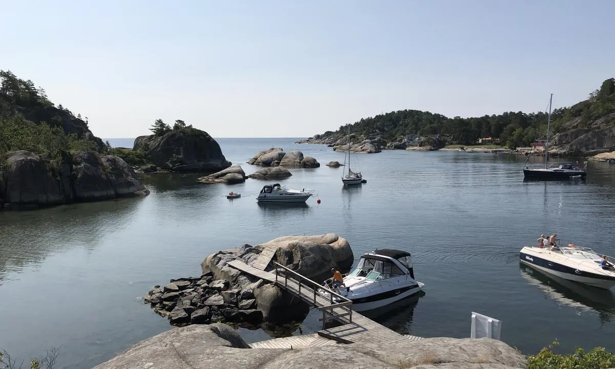 Håkavika: {"base": "no", "no": "P\u00e5 berga bak kaiene i H\u00e5kavika er det flott utsikt ut i havet.", "se": "P\u00e5 bergen bakom kajerna i H\u00e5kavika \u00e4r det fin utsikt \u00f6ver havet.", "en": "On the rocks behind the quays in H\u00e5kavika, there is a great view out to sea.", "da": "P\u00e5 klipperne bag kajerne i H\u00e5kavika er der en flot udsigt over havet."}