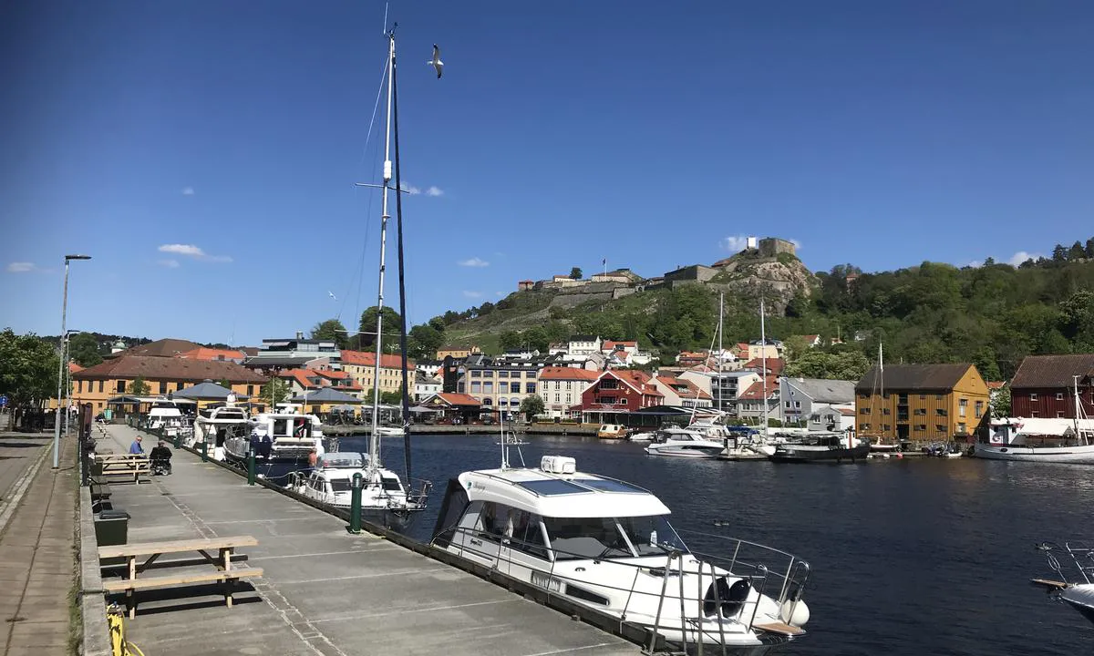 Halden gjestehavn med mange restauranter, butikker, hotell i umiddelbar nærhet
Vakre Fredriksten Festning i bakgrunn.