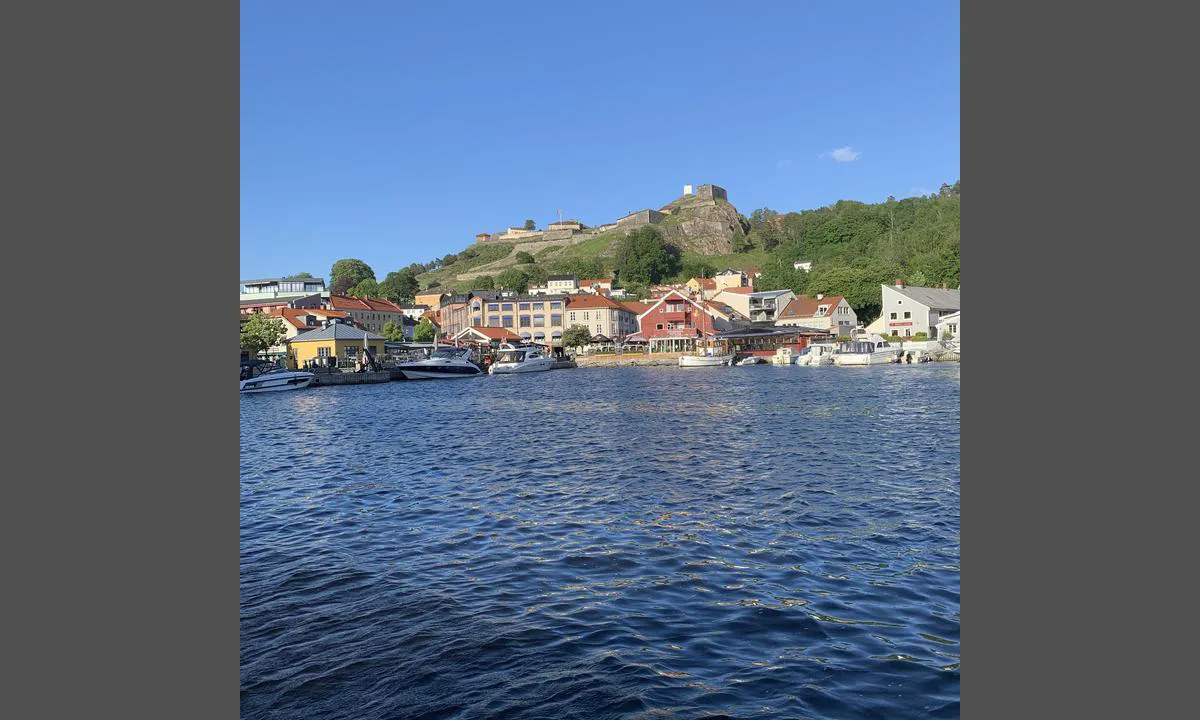 {"base": "no", "no": "Fredriksten festning fra Halden Gjestehavn", "se": "Fredriksten f\u00e4stning fr\u00e5n Halden G\u00e4sthamn", "en": "Fredriksten fortress as seen from Halden Guest Harbor", "da": "Fredriksten f\u00e6stning fra Halden G\u00e6stehavn"}