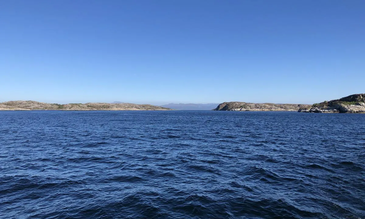 Nydelig innseiling når du kommer nordvestfra og går innover mot Hallarøya. Bukta hvor du ankrer opp er på styrbord side i sundet rett frem i bildet.
