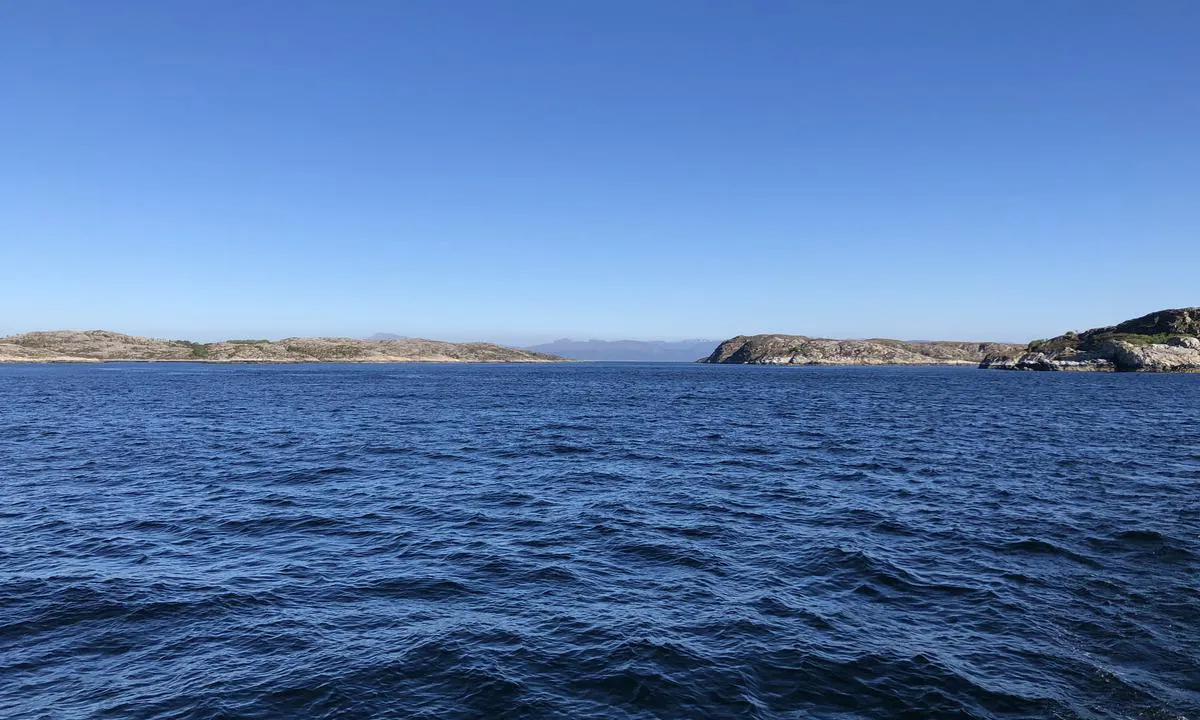 Hallarøya: {"base": "no", "no": "Nydelig innseiling n\u00e5r du kommer nordvestfra og g\u00e5r innover mot Hallar\u00f8ya. Bukta hvor du ankrer opp er p\u00e5 styrbord side i sundet rett frem i bildet.", "se": "Vacker insegling n\u00e4r du kommer nordv\u00e4stifr\u00e5n och g\u00e5r in mot Hallar\u00f6ya. Bukten d\u00e4r du ankrar upp \u00e4r p\u00e5 styrbord sida i sundet rakt fram i bilden.", "en": "Beautiful approach when you come from the northwest and head towards Hallar\u00f8ya. The bay where you anchor is on the starboard side in the sound straight ahead in the picture.", "da": "Dejlig indsejling, n\u00e5r du kommer nordvestfra og sejler ind mod Hallar\u00f8ya. Bugten, hvor du ankrer op, er p\u00e5 styrbord side i sundet lige frem i billedet."}