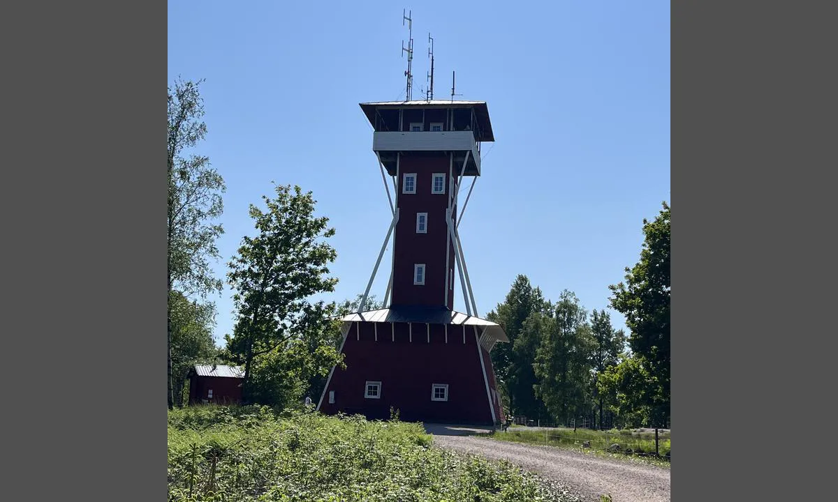 Hällekis - Hönsäter: {"base": "se", "no": "Utsiktst\u00e5rnet p\u00e5 Kinnekulle", "se": "Utsiktst\u00e5rnet p\u00e5 Kinnekulle", "en": "The lookout tower on Kinnekulle", "da": "Udsigtst\u00e5rnet p\u00e5 Kinnekulle"}