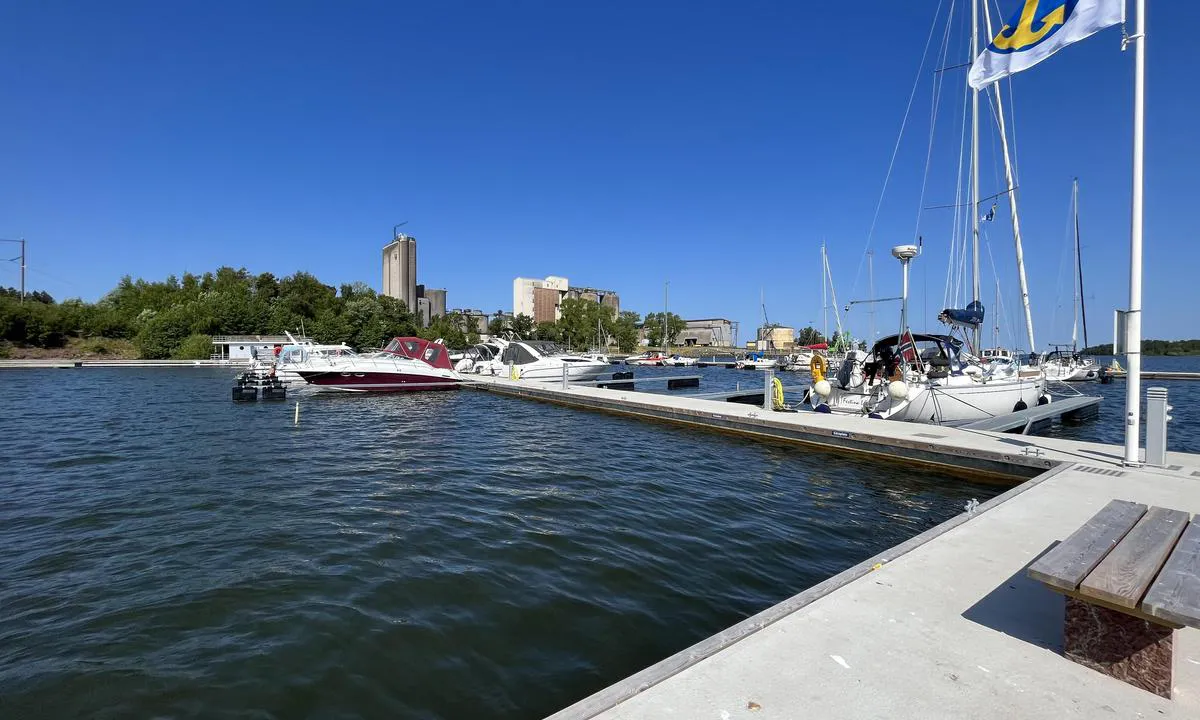 Hällekis - Hönsäter: {"base": "no", "no": "Bildet tatt fra ytterst p\u00e5 brygga", "se": "Bilden tagen fr\u00e5n ytterst p\u00e5 bryggan", "en": "The picture taken from the outermost part of the pier", "da": "Billedet taget yderst p\u00e5 broen"}