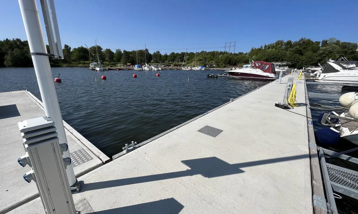 Hällekis - Hönsäter: {"base": "no", "no": "Ogs\u00e5 fra ytterst p\u00e5 brygga", "se": "Ocks\u00e5 fr\u00e5n ytterst p\u00e5 bryggan", "en": "Also from the outermost part of the pier", "da": "Ogs\u00e5 fra yderst p\u00e5 broen"}