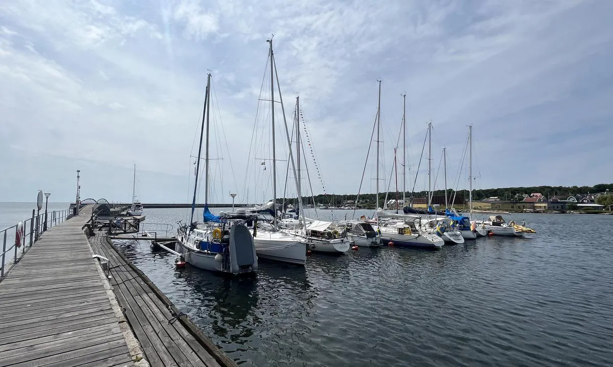 Hällevik: {"base": "no", "no": "Gjestebrygga.", "se": "G\u00e4stbryggan.", "en": "Guest dock.", "da": "G\u00e6stebroen."}