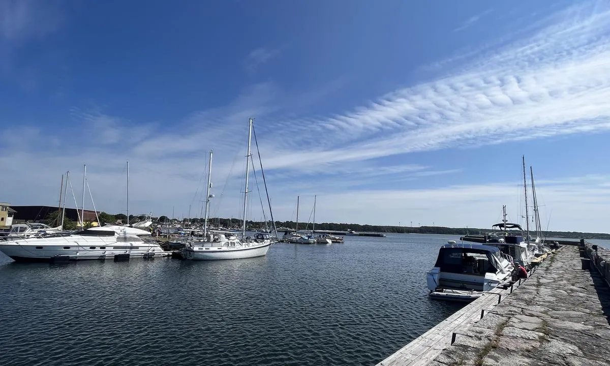 Hällevik: {"base": "no", "no": "Den s\u00f8rlige delen av havna. Her er det gjesteplasser langs moloen.", "se": "Den s\u00f6dra delen av hamnen. H\u00e4r finns det g\u00e4stplatser l\u00e4ngs piren.", "en": "The southern part of the harbor. Here, there are guest berths along the breakwater.", "da": "Den sydlige del af havnen. Her er der g\u00e6stepladser langs molen."}