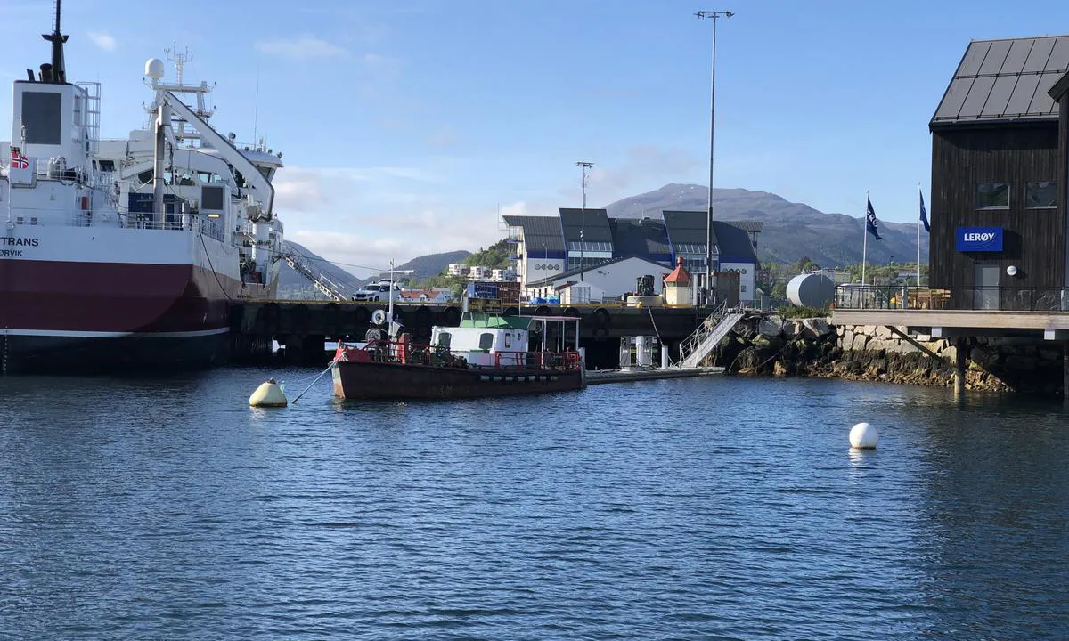 Haltbakk Bunkers - Kristiansund: {"base": "no", "no": "Du kan bunkre p\u00e5 begge sider av \u00abbryggene\u00bb, men det kan v\u00e6re litt trangt p\u00e5 innsiden.", "se": "Du kan bunkra p\u00e5 b\u00e5da sidor av \u00abbryggorna\u00bb, men det kan vara lite tr\u00e5ngt p\u00e5 insidan.", "en": "You can refuel on both sides of the 'piers', but it might be a bit tight on the inside.", "da": "Du kan bunkre p\u00e5 begge sider af \"broerne\", men det kan v\u00e6re lidt trangt p\u00e5 indersiden."}