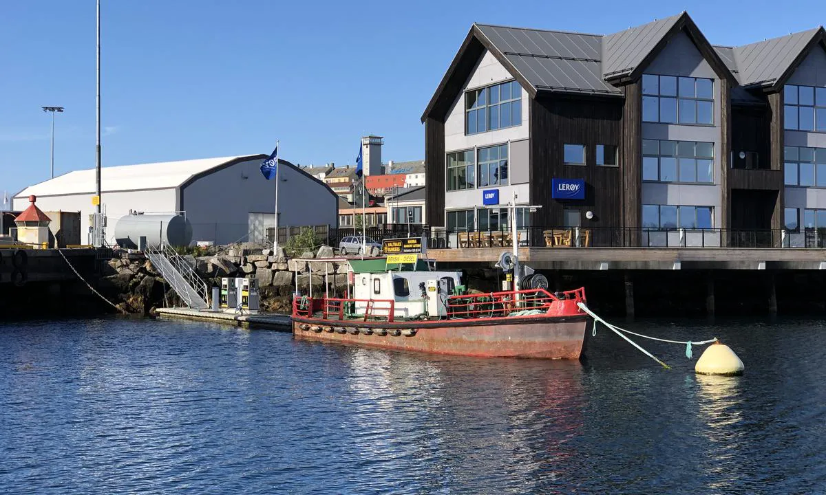 {"base": "no", "no": "Hos Haltbakk bunkers kan du fylle langs en flytebrygge eller longside p\u00e5 en gammel tankb\u00e5t.", "se": "Hos Haltbakk bunkers kan du fylla l\u00e4ngs en flytbrygga eller l\u00e5ngsides vid en gammal tankb\u00e5t.", "en": "At Haltbakk bunkers, you can refuel along a floating dock or alongside an old tanker.", "da": "Hos Haltbakk bunkers kan du fylde langs en flydebro eller longside p\u00e5 en gammel tankb\u00e5d."}