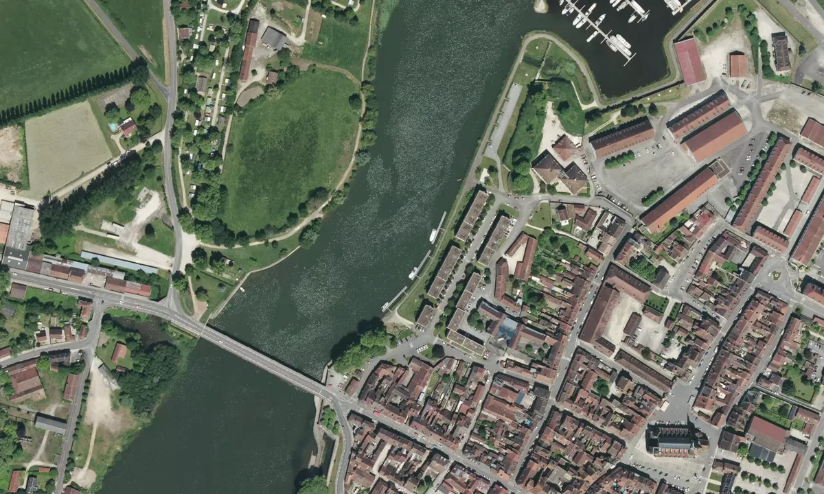 Flyfoto av Halte Fluviale Auxonne