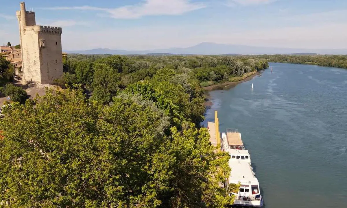 HALTE FLUVIALE VILLENEUVE LEZ AVIGNON: {"base": "en", "no": "Elvebrygge p\u00e5 Rh\u00f4ne i Villeneuve-lez-Avignon, overfor Avignon.<br>Stille stoppested med lett tilgang til bysentrum og hovedattraksjoner. Vann og str\u00f8m tilgjengelig. B\u00e5ter opptil 29 m. Reservasjon n\u00f8dvendig (+33 6 79 52 87 51).", "se": "Flott ponton p\u00e5 Rh\u00f4ne i Villeneuve-lez-Avignon, mittemot Avignon. Lugn mellanlandning med enkel tillg\u00e5ng till stadens centrum och huvudattraktioner. Vatten och elektricitet tillg\u00e4ngligt. B\u00e5tar upp till 29 m. Bokning kr\u00e4vs (+33 6 79 52 87 51).", "en": "River pontoon on the Rh\u00f4ne in Villeneuve-lez-Avignon, opposite Avignon.\r\nQuiet stopover with easy access to the city centre and main sights. Water and electricity available. Boats up to 29 m. Reservation required (+33 6 79 52 87 51).", "da": "Flodpontoner p\u00e5 Rh\u00f4ne i Villeneuve-lez-Avignon, overfor Avignon.<br>Roligt stop med nem adgang til byens centrum og de st\u00f8rste sev\u00e6rdigheder. Vand og elektricitet tilg\u00e6ngeligt. B\u00e5de op til 29 m. Reservation kr\u00e6ves (+33 6 79 52 87 51).", "fr": "Pontons flottants sur le Rh\u00f4ne \u00e0 Villeneuve-lez-Avignon, en face d'Avignon. Escale tranquille avec un acc\u00e8s facile au centre-ville et aux principales attractions. Eau et \u00e9lectricit\u00e9 disponibles. Bateaux jusqu'\u00e0 29 m. R\u00e9servation obligatoire (+33 6 79 52 87 51).", "de": "Flussponton auf der Rh\u00f4ne in Villeneuve-lez-Avignon, gegen\u00fcber von Avignon. Ruhiger Zwischenstopp mit einfachem Zugang zum Stadtzentrum und den Hauptsehensw\u00fcrdigkeiten. Wasser und Strom verf\u00fcgbar. Boote bis zu 29 m. Reservierung erforderlich (+33 6 79 52 87 51).", "es": "Ponton fluvial en el R\u00f3dano en Villeneuve-lez-Avignon, frente a Avi\u00f1\u00f3n.<br> Escala tranquila con f\u00e1cil acceso al centro de la ciudad y principales atracciones. Agua y electricidad disponibles. Barcos de hasta 29 m. Reserva requerida (+33 6 79 52 87 51).", "it": "Pontile fluviale sul Rodano a Villeneuve-lez-Avignon, di fronte ad Avignone. Sosta tranquilla con facile accesso al centro citt\u00e0 e alle principali attrazioni. Acqua ed elettricit\u00e0 disponibili. Barche fino a 29 m. Prenotazione obbligatoria (+33 6 79 52 87 51).", "pt": "Pont\u00e3o fluvial no R\u00f3dano em Villeneuve-lez-Avignon, em frente a Avignon.<br>Parada tranquila com f\u00e1cil acesso ao centro da cidade e principais pontos tur\u00edsticos. \u00c1gua e eletricidade dispon\u00edveis. Barcos de at\u00e9 29 m. Reserva necess\u00e1ria (+33 6 79 52 87 51).", "nl": "Rivierponton op de Rh\u00f4ne in Villeneuve-lez-Avignon, tegenover Avignon. Rustige tussenstop met gemakkelijke toegang tot het stadscentrum en de belangrijkste bezienswaardigheden. Water en elektriciteit beschikbaar. Schepen tot 29 m. Reservering vereist (+33 6 79 52 87 51).", "pl": "Ponton rzeczny na Rodanie w Villeneuve-lez-Avignon, naprzeciw Avignon. Ciche miejsce postojowe z \u0142atwym dost\u0119pem do centrum miasta i g\u0142\u00f3wnych atrakcji turystycznych. Dost\u0119pna woda i pr\u0105d. \u0141odzie do 29 m. Wymagana rezerwacja (+33 6 79 52 87 51).", "uk": "\u0420\u0456\u0447\u043a\u043e\u0432\u0438\u0439 \u043f\u043e\u043d\u0442\u043e\u043d \u043d\u0430 \u0420\u043e\u043d\u0456 \u0432 \u0412\u0456\u043b\u044c\u043d\u0435\u0432-\u043b\u0435\u0437-\u0410\u0432\u0456\u043d\u044c\u0439\u043e\u043d, \u043d\u0430\u0432\u043f\u0440\u043e\u0442\u0438 \u0410\u0432\u0456\u043d\u044c\u0439\u043e\u043d\u0430.<br>\u0422\u0438\u0445\u0430 \u0437\u0443\u043f\u0438\u043d\u043a\u0430 \u0437 \u043b\u0435\u0433\u043a\u0438\u043c \u0434\u043e\u0441\u0442\u0443\u043f\u043e\u043c \u0434\u043e \u0446\u0435\u043d\u0442\u0440\u0443 \u043c\u0456\u0441\u0442\u0430 \u0442\u0430 \u043e\u0441\u043d\u043e\u0432\u043d\u0438\u0445 \u0432\u0438\u0437\u043d\u0430\u0447\u043d\u0438\u0445 \u043f\u0430\u043c'\u044f\u0442\u043e\u043a. \u0414\u043e\u0441\u0442\u0443\u043f\u043d\u0430 \u0432\u043e\u0434\u0430 \u0442\u0430 \u0435\u043b\u0435\u043a\u0442\u0440\u0438\u043a\u0430. \u0427\u043e\u0432\u043d\u0438 \u0434\u043e 29 \u043c. \u041f\u043e\u0442\u0440\u0456\u0431\u043d\u0435 \u043f\u043e\u043f\u0435\u0440\u0435\u0434\u043d\u0454 \u0431\u0440\u043e\u043d\u044e\u0432\u0430\u043d\u043d\u044f (+33 6 79 52 87 51).", "ro": "Pontoon pe r\u00e2ul Ron \u00een Villeneuve-lez-Avignon, vizavi de Avignon. Oprire lini\u0219tit\u0103 cu acces u\u0219or la centrul ora\u0219ului \u0219i principalele atrac\u021bii. Ap\u0103 \u0219i electricitate disponibile. B\u0103rci de p\u00e2n\u0103 la 29 m. Rezervare necesar\u0103 (+33 6 79 52 87 51).", "tr": "Rh\u00f4ne Nehri \u00fczerinde, Avignon'un kar\u015f\u0131s\u0131nda Villeneuve-lez-Avignon'da nehir dubas\u0131.<br>\u015eehir merkezine ve ba\u015fl\u0131ca turistik yerlere kolay eri\u015fim ile sessiz mola.<br>Su ve elektrik mevcut.<br>29 metreye kadar tekneler kabul edilir.<br>Rezervasyon gerekli (+33 6 79 52 87 51).", "el": "\u03a0\u03bb\u03c9\u03c4\u03ae \u03c0\u03c1\u03bf\u03b2\u03bb\u03ae\u03c4\u03b1 \u03c3\u03c4\u03bf\u03bd \u03c0\u03bf\u03c4\u03b1\u03bc\u03cc \u03a1\u03bf\u03b4\u03b1\u03bd\u03cc \u03c3\u03c4\u03bf Villeneuve-lez-Avignon, \u03b1\u03c0\u03ad\u03bd\u03b1\u03bd\u03c4\u03b9 \u03b1\u03c0\u03cc \u03c4\u03bf \u0391\u03b2\u03b9\u03bd\u03b9\u03cc\u03bd. \u0389\u03c3\u03c5\u03c7\u03b7 \u03c3\u03c4\u03ac\u03c3\u03b7 \u03bc\u03b5 \u03b5\u03cd\u03ba\u03bf\u03bb\u03b7 \u03c0\u03c1\u03cc\u03c3\u03b2\u03b1\u03c3\u03b7 \u03c3\u03c4\u03bf \u03ba\u03ad\u03bd\u03c4\u03c1\u03bf \u03c4\u03b7\u03c2 \u03c0\u03cc\u03bb\u03b7\u03c2 \u03ba\u03b1\u03b9 \u03c4\u03b1 \u03ba\u03cd\u03c1\u03b9\u03b1 \u03b1\u03be\u03b9\u03bf\u03b8\u03ad\u03b1\u03c4\u03b1. \u0394\u03b9\u03b1\u03b8\u03ad\u03c3\u03b9\u03bc\u03bf \u03bd\u03b5\u03c1\u03cc \u03ba\u03b1\u03b9 \u03b7\u03bb\u03b5\u03ba\u03c4\u03c1\u03b9\u03ba\u03cc \u03c1\u03b5\u03cd\u03bc\u03b1. \u03a3\u03ba\u03ac\u03c6\u03b7 \u03bc\u03ad\u03c7\u03c1\u03b9 29 \u03bc. \u0391\u03c0\u03b1\u03b9\u03c4\u03b5\u03af\u03c4\u03b1\u03b9 \u03ba\u03c1\u03ac\u03c4\u03b7\u03c3\u03b7 (+33 6 79 52 87 51).", "cs": "Ponton na \u0159ece Rh\u00f4ne ve Villeneuve-lez-Avignon, naproti Avignonu.<br>Tich\u00e1 zast\u00e1vka s snadn\u00fdm p\u0159\u00edstupem do centra m\u011bsta a hlavn\u00edch pam\u00e1tek. K dispozici voda a elekt\u0159ina. Lod\u011b do 29 m. Rezervace nutn\u00e1 (+33 6 79 52 87 51).", "hu": "A Rh\u00f4ne foly\u00f3n tal\u00e1lhat\u00f3 \u00fasz\u00f3ponton Villeneuve-lez-Avignonban, Avignonnal szemben. Csendes meg\u00e1ll\u00f3hely, k\u00f6nny\u0171 hozz\u00e1f\u00e9r\u00e9ssel a v\u00e1rosk\u00f6zponthoz \u00e9s a f\u0151bb l\u00e1tnival\u00f3khoz. V\u00edz \u00e9s \u00e1ram el\u00e9rhet\u0151. Legfeljebb 29 m\u00e9teres haj\u00f3k sz\u00e1m\u00e1ra. Foglal\u00e1s sz\u00fcks\u00e9ges (+33 6 79 52 87 51).", "fi": "Jokiponttoni Rh\u00f4ne-joella Villeneuve-lez-Avignonissa, vastap\u00e4\u00e4t\u00e4 Avignonia. Rauhallinen pys\u00e4hdyspaikka, josta on helppo p\u00e4\u00e4sy keskustaan ja t\u00e4rkeimmille n\u00e4ht\u00e4vyyksille. Vesi ja s\u00e4hk\u00f6 saatavilla. Alukset, joiden pituus on enint\u00e4\u00e4n 29 m. Varaukset tarvitaan (+33 6 79 52 87 51).", "bg": "\u0420\u0435\u0447\u0435\u043d \u043f\u043e\u043d\u0442\u043e\u043d \u043d\u0430 \u0420\u043e\u043d\u0430 \u0432\u044a\u0432 \u0412\u0438\u043b\u043d\u044c\u043e\u0432-\u043b\u0435\u0437-\u0410\u0432\u0438\u043d\u044c\u043e\u043d, \u0441\u0440\u0435\u0449\u0443 \u0410\u0432\u0438\u043d\u044c\u043e\u043d. \u0422\u0438\u0445\u043e \u043c\u044f\u0441\u0442\u043e \u0437\u0430 \u043f\u0440\u0435\u0441\u0442\u043e\u0439 \u0441 \u043b\u0435\u0441\u0435\u043d \u0434\u043e\u0441\u0442\u044a\u043f \u0434\u043e \u0446\u0435\u043d\u0442\u044a\u0440\u0430 \u043d\u0430 \u0433\u0440\u0430\u0434\u0430 \u0438 \u043e\u0441\u043d\u043e\u0432\u043d\u0438\u0442\u0435 \u0437\u0430\u0431\u0435\u043b\u0435\u0436\u0438\u0442\u0435\u043b\u043d\u043e\u0441\u0442\u0438. \u0412\u043e\u0434\u0430 \u0438 \u0435\u043b\u0435\u043a\u0442\u0440\u0438\u0447\u0435\u0441\u0442\u0432\u043e \u0441\u0430 \u043d\u0430 \u0440\u0430\u0437\u043f\u043e\u043b\u043e\u0436\u0435\u043d\u0438\u0435. \u041b\u043e\u0434\u043a\u0438 \u0434\u043e 29 \u043c. \u041d\u0435\u043e\u0431\u0445\u043e\u0434\u0438\u043c\u043e \u0435 \u0440\u0435\u0437\u0435\u0440\u0432\u0438\u0440\u0430\u043d\u0435 (+33 6 79 52 87 51).", "sr": "Re\u010dni ponton na Ronu u Vilnev-le-Avinjonu, naspram Avinjona. Mirno pristani\u0161te sa lakim pristupom centru grada i glavnim znamenitostima. Dostupni voda i struja. Brodovi do 29 m. Potrebna rezervacija (+33 6 79 52 87 51).", "et": "J\u00f5e pontoon Rh\u00f4ne'il Villeneuve-lez-Avignonis, Avignoni vastas. Vaikne peatuskoht, kergesti ligip\u00e4\u00e4setav linna keskusele ja peamistele vaatamisv\u00e4\u00e4rsustele. Vesi ja elekter saadaval. Paadid kuni 29 m. Ettetellimine vajalik (+33 6 79 52 87 51).", "lv": "Pontons uz Ronas upes Villeneuve-lez-Avignon, pret\u012b Avinjonai. Klusa pieturvieta ar vieglu piek\u013cuvi pils\u0113tas centram un galvenajiem apskates objektiem. Pieejams \u016bdens un elektr\u012bba. Laiv\u0101m l\u012bdz 29 m. Nepiecie\u0161ama rezerv\u0101cija (+33 6 79 52 87 51).", "lt": "Pontoninis tiltas did\u017eiajam Ronos upei Villeneuve-lez-Avignon mieste, prie\u0161ais Avignon\u0105. Rami stotel\u0117 su lengvu pri\u0117jimu prie miesto centro ir pagrindini\u0173 lankytin\u0173 viet\u0173. Yra vandens ir elektros tiekimas. Laivams iki 29 m. Reikalinga rezervacija (+33 6 79 52 87 51)."}