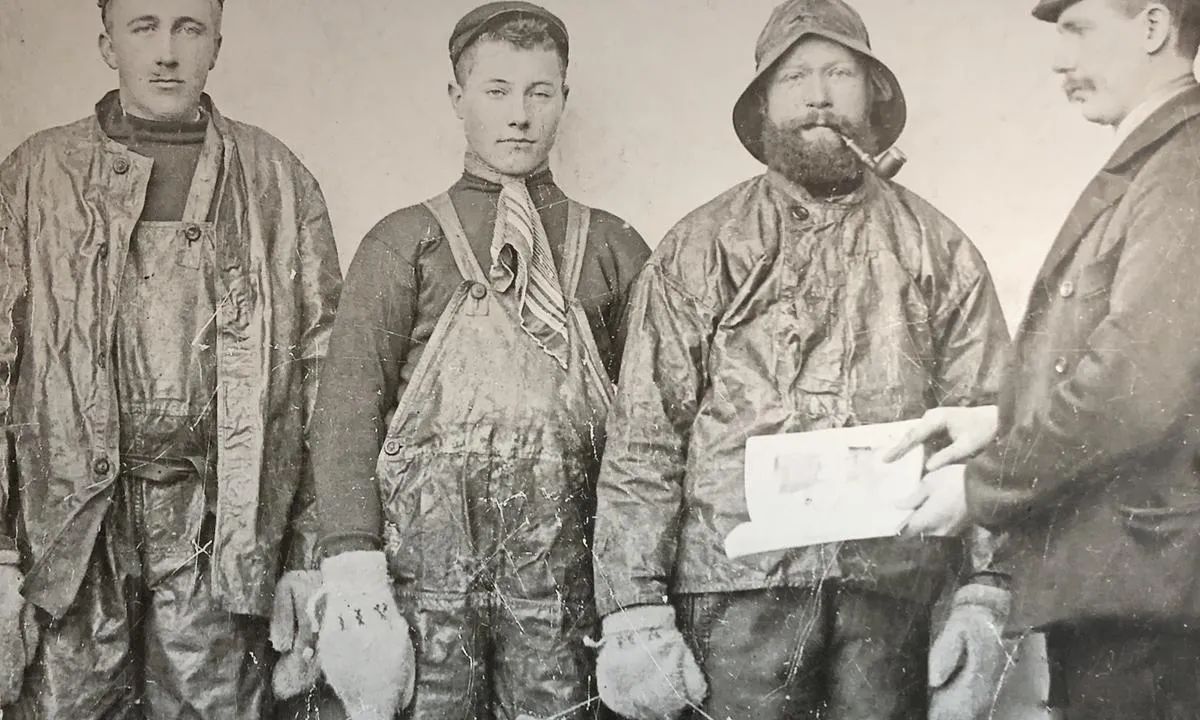 {"base": "no", "no": "Halten har en rik maritim historie. Her er fire fiskere. Du ser store bilder av de og flere andre inne i den r\u00f8de brygga.", "se": "Halten har en rik maritim historia. H\u00e4r \u00e4r fyra fiskare. Du ser stora bilder av dem och flera andra inne i den r\u00f6da bryggan.", "en": "Halten has a rich maritime history. Here are four fishermen. You see large pictures of them and several others inside the red dock.", "da": "Halten har en rig maritim historie. Her er fire fiskere. Du ser store billeder af dem og flere andre inde i den r\u00f8de bro."}