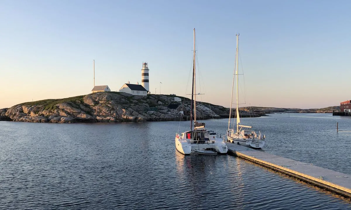 {"base": "no", "no": "Gjestebrygga p\u00e5 Halten ligger rett innenfor moloen n\u00e5r du kommer inn vestfra, og du har utsikt rett mot det ikoniske fyret.", "se": "G\u00e4stbryggan p\u00e5 Halten ligger precis innanf\u00f6r piren n\u00e4r du kommer in v\u00e4sterifr\u00e5n, och du har utsikt rakt mot den ikoniska fyren.", "en": "The guest dock at Halten is located just inside the breakwater when you enter from the west, and you have a direct view of the iconic lighthouse.", "da": "G\u00e6stebroen p\u00e5 Halten ligger lige inden for molen, n\u00e5r du kommer ind fra vest, og du har udsigt lige mod det ikoniske fyr."}