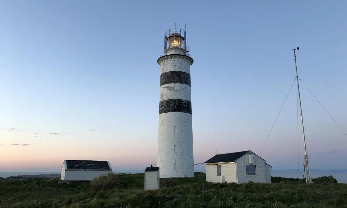 {"base": "no", "no": "Nattstemning p\u00e5 Halten Fyr.", "se": "Nattst\u00e4mning vid Halten Fyr.", "en": "Night atmosphere at Halten Lighthouse.", "da": "Natstemning p\u00e5 Halten Fyr."}