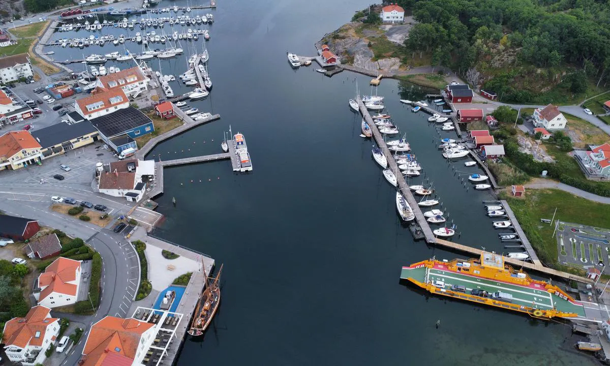 {"base": "en", "no": "Den nordlige tiln\u00e6rmingen til Hamburgsund. V\u00e6r oppmerksom p\u00e5 den gule kabelfergen rett nord for marinaene.", "se": "Den norra infarten till Hamburgsund. Var uppm\u00e4rksam p\u00e5 den gula linf\u00e4rjan strax norr om marinorna.", "en": "The northern approach to Hamburgsund. Be aware of the yellow cable ferry just north of the marinas.", "da": "Den nordlige tilgang til Hamburgsund. V\u00e6r opm\u00e6rksom p\u00e5 den gule kabelf\u00e6rge lige nord for marinaerne."}