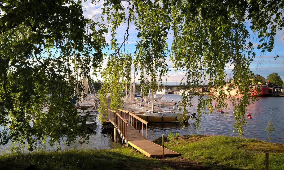 Hamina sails club harbour: {"base": "en", "no": "P\u00e5 venstre side er gjestebryggen, ikke i bildet. Denne bryggen er kun for medlemmer.", "se": "P\u00e5 v\u00e4nster sida finns bes\u00f6kspiren, ej med p\u00e5 bilden. Denna pir \u00e4r endast f\u00f6r medlemmar.", "en": "On the left side is visitor pier, not in a picture. This pier is for members only.", "da": "P\u00e5 venstre side er g\u00e6stebroen, ikke med p\u00e5 billedet. Denne bro er kun for medlemmer."}